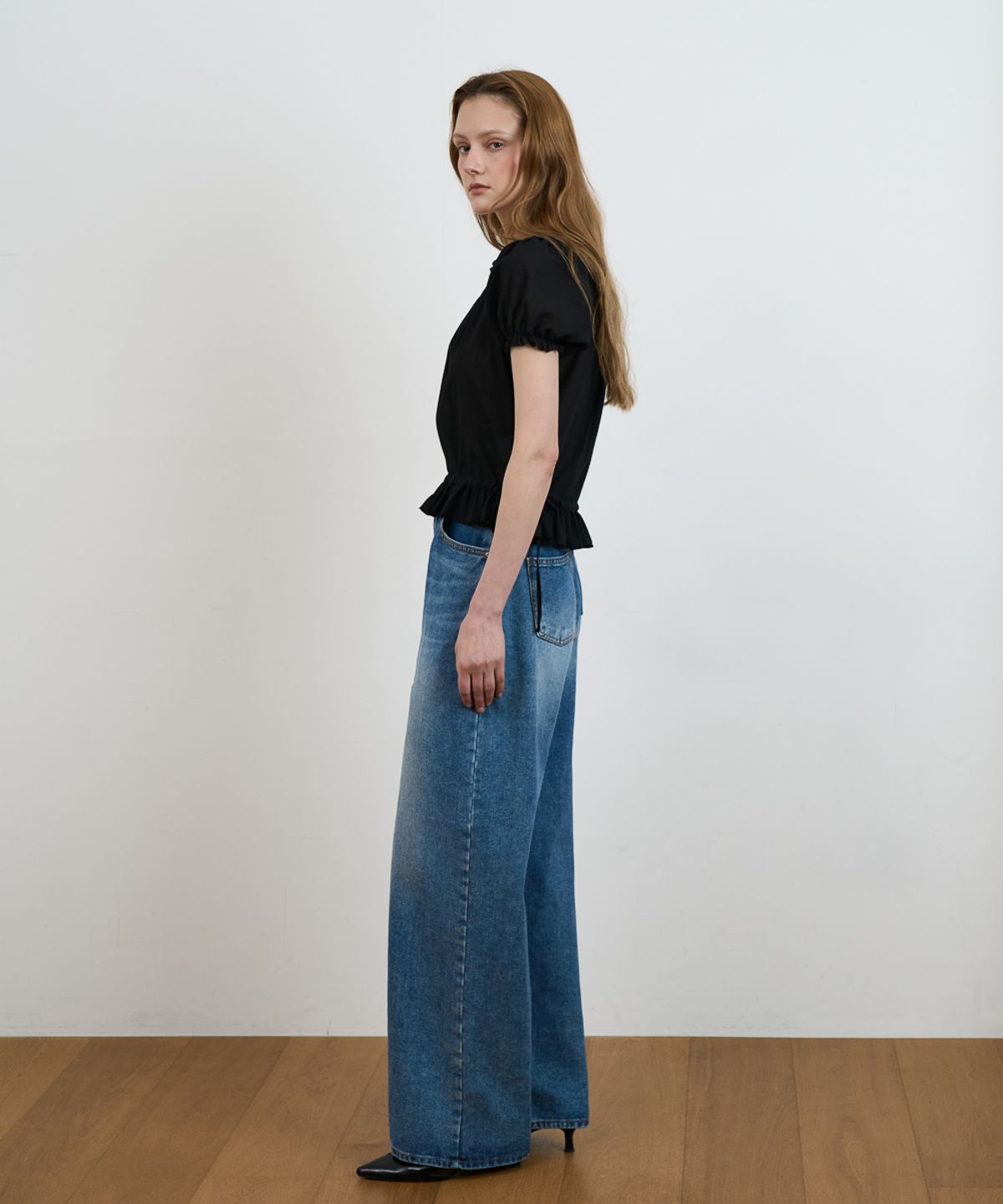 드헤베(DEHEVE) Frill Puff Crop Blouse [Black]