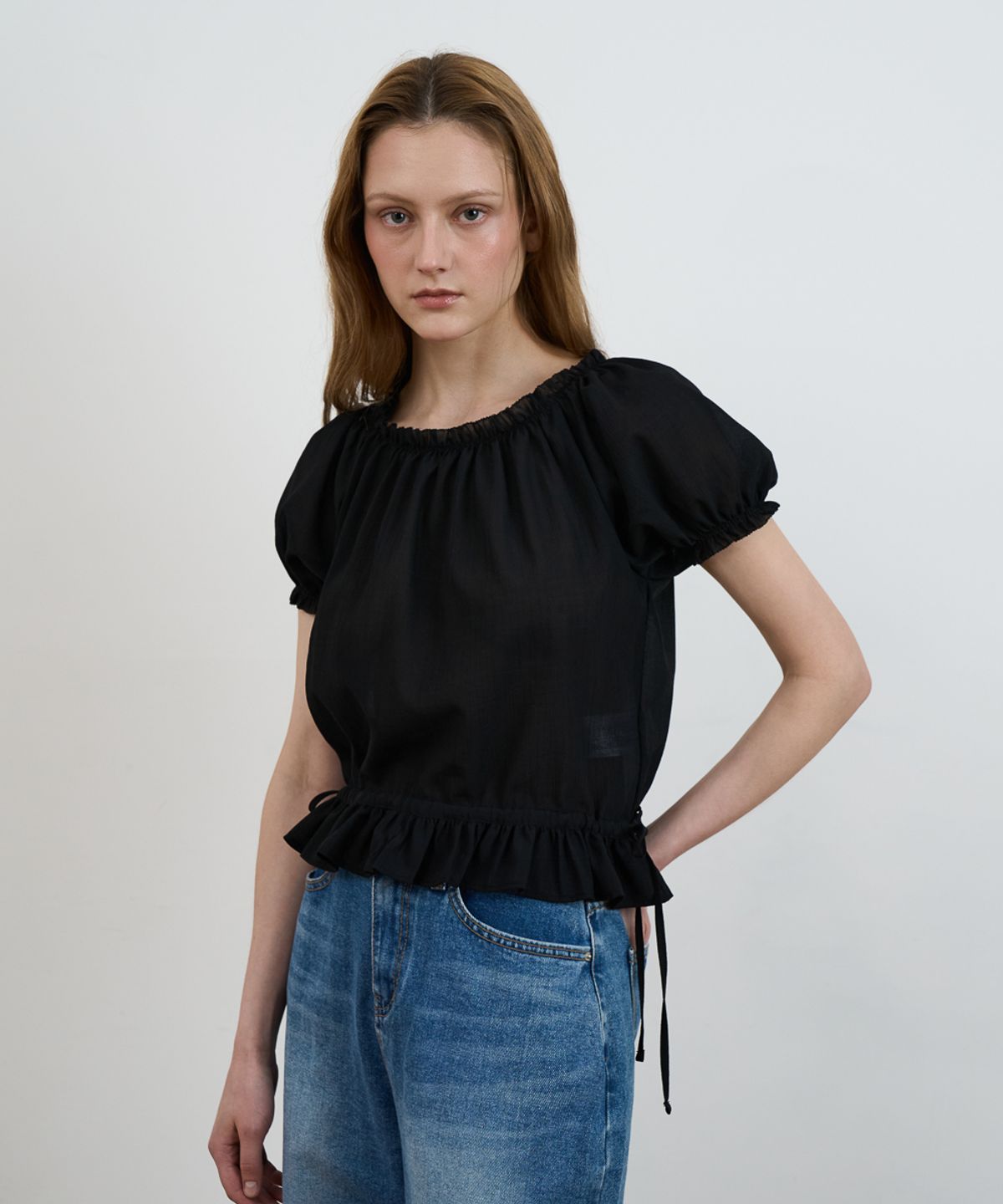 드헤베(DEHEVE) Frill Puff Crop Blouse [Black]