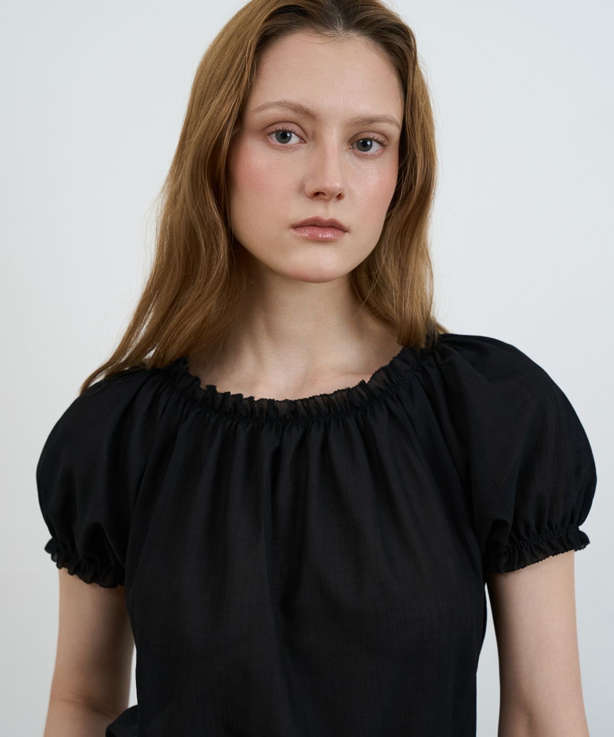 드헤베(DEHEVE) Frill Puff Crop Blouse [Black]