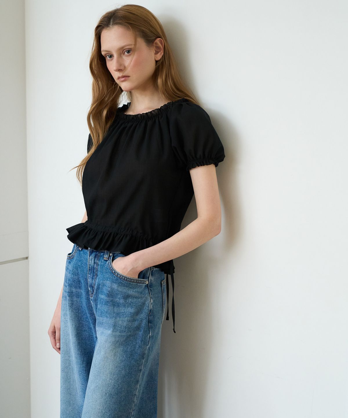 드헤베(DEHEVE) Frill Puff Crop Blouse [Black]