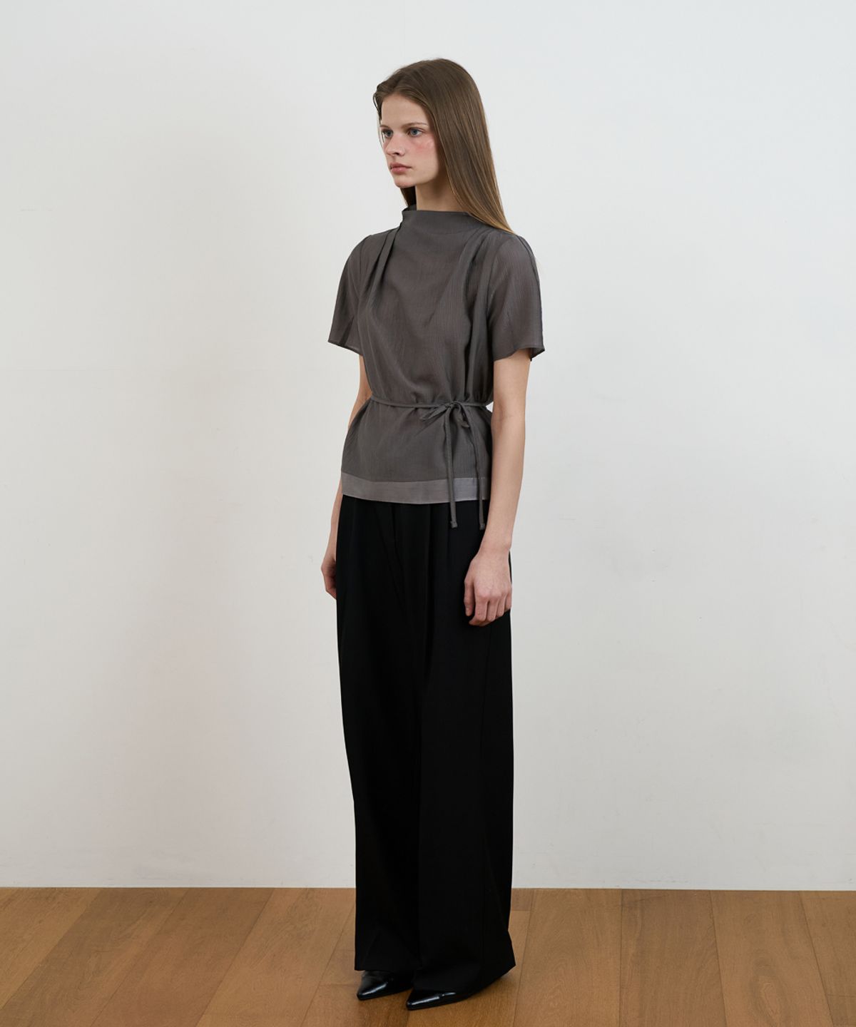 드헤베(DEHEVE) Drape Strap Blouse [Charcoal]