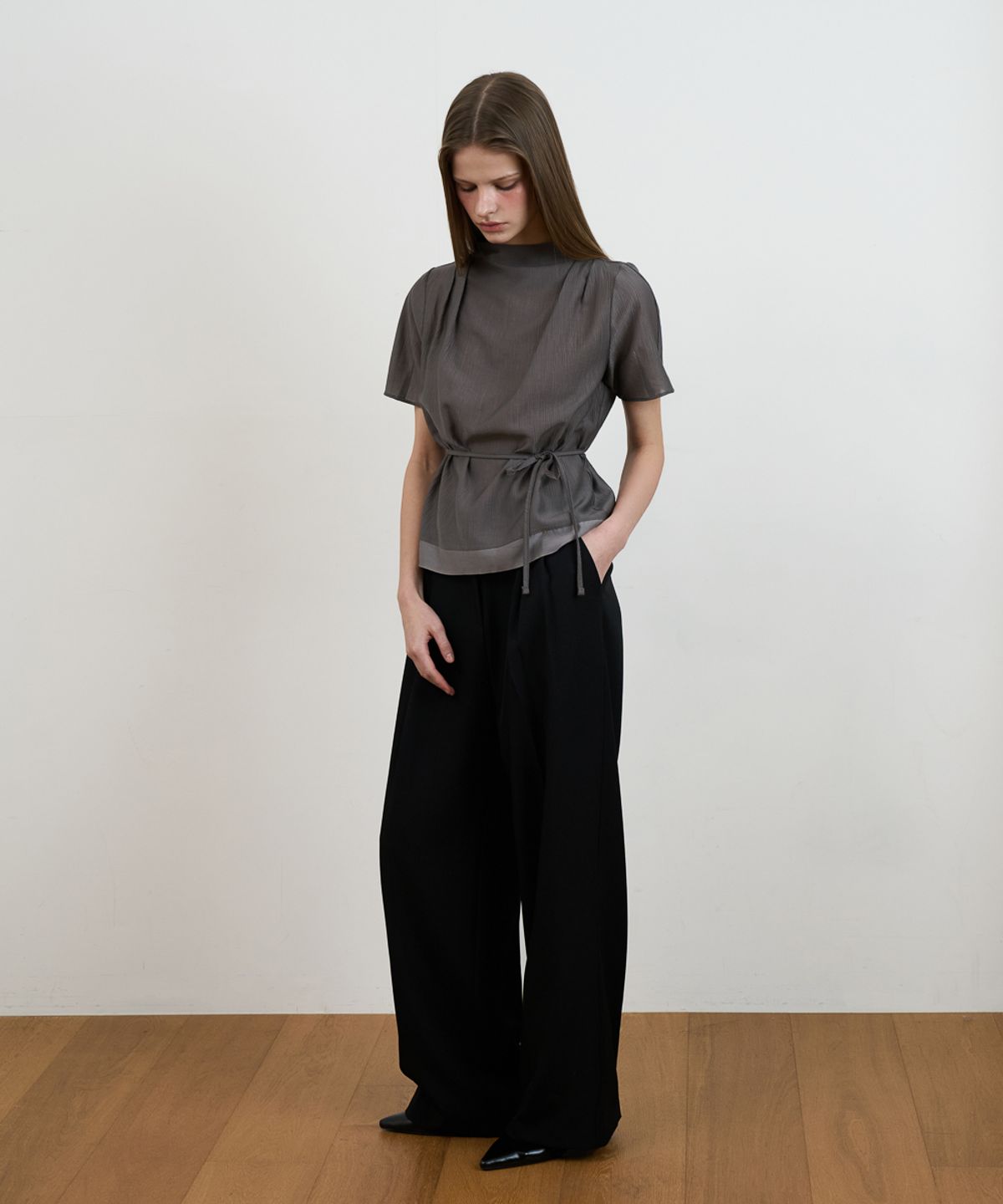 드헤베(DEHEVE) Drape Strap Blouse [Charcoal]