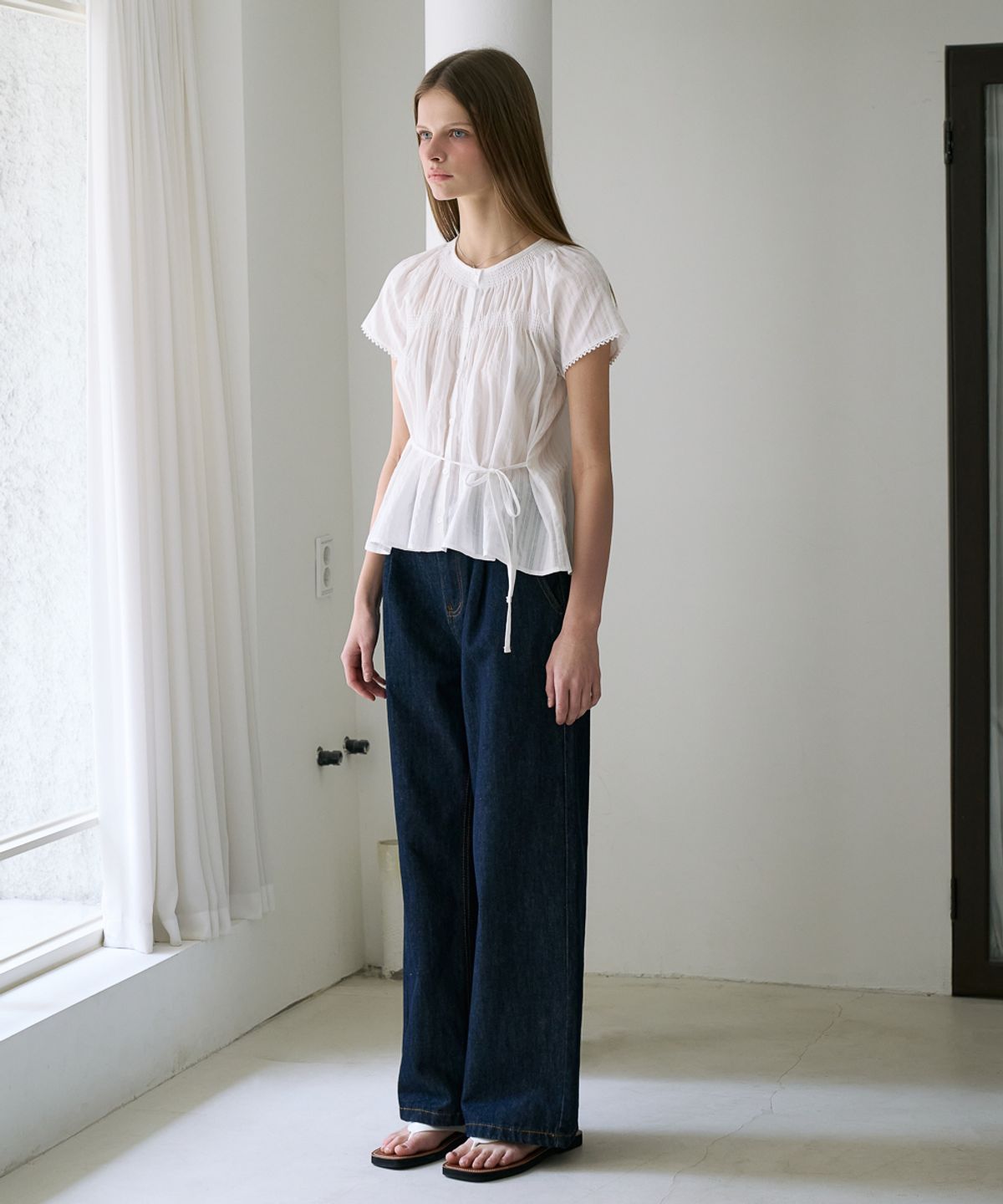 드헤베(DEHEVE) Round Neck Smocked Blouse [Ivory]