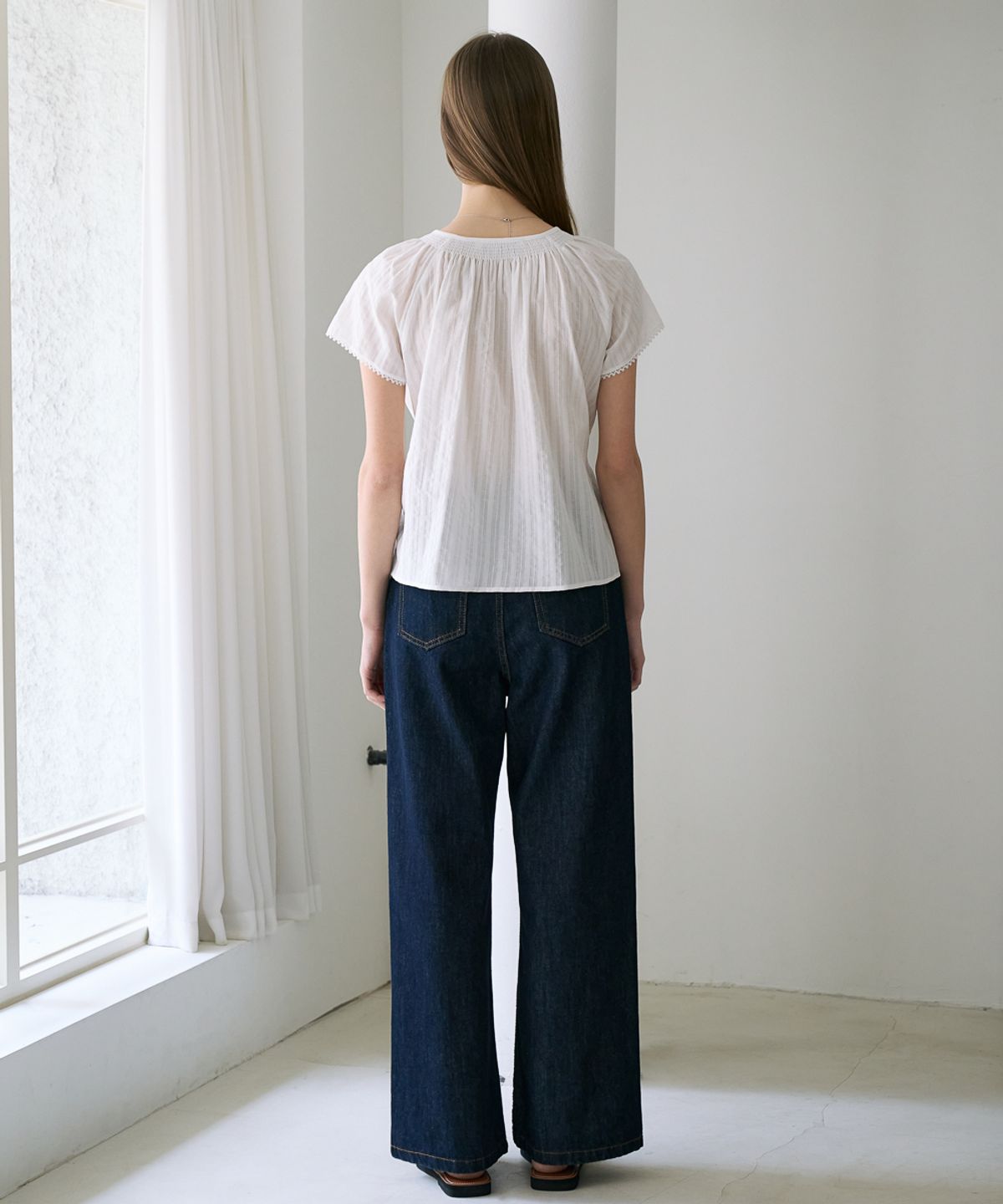 드헤베(DEHEVE) Round Neck Smocked Blouse [Ivory]