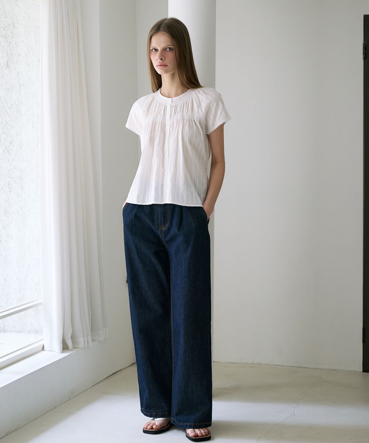 드헤베(DEHEVE) Round Neck Smocked Blouse [Ivory]