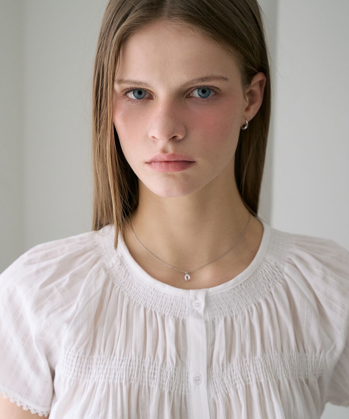 드헤베(DEHEVE) Round Neck Smocked Blouse [Ivory]