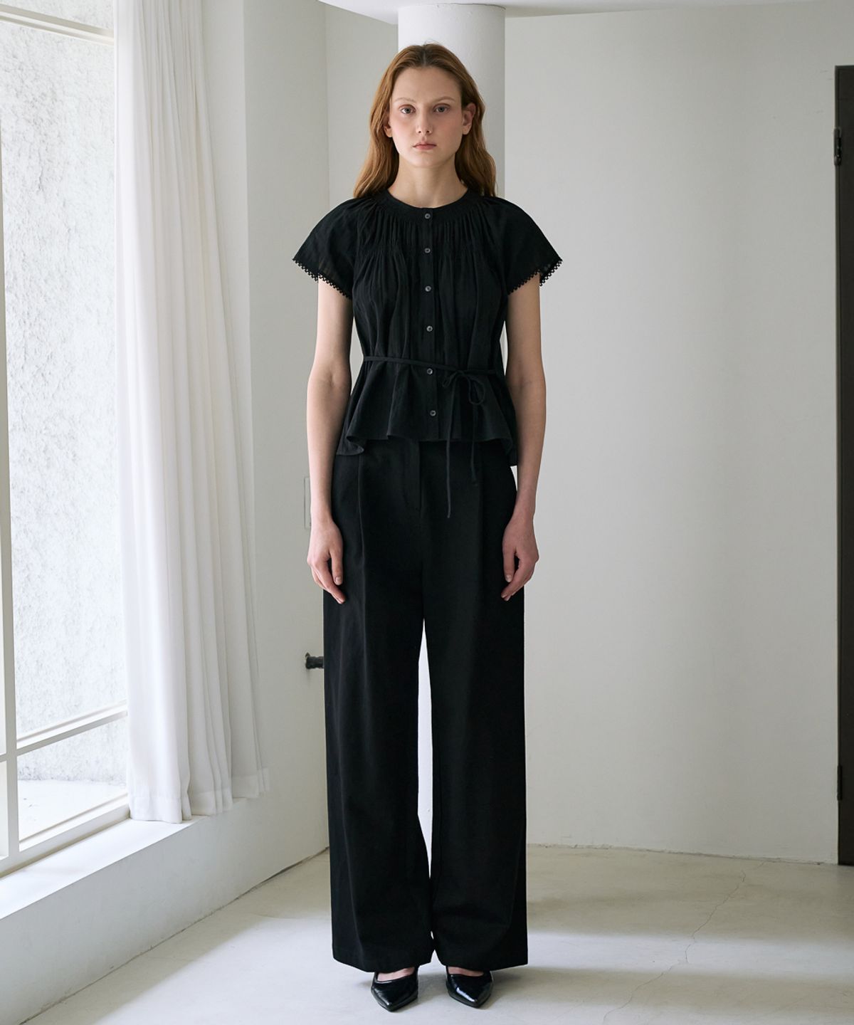 드헤베(DEHEVE) Round Neck Smocked Blouse [Black]