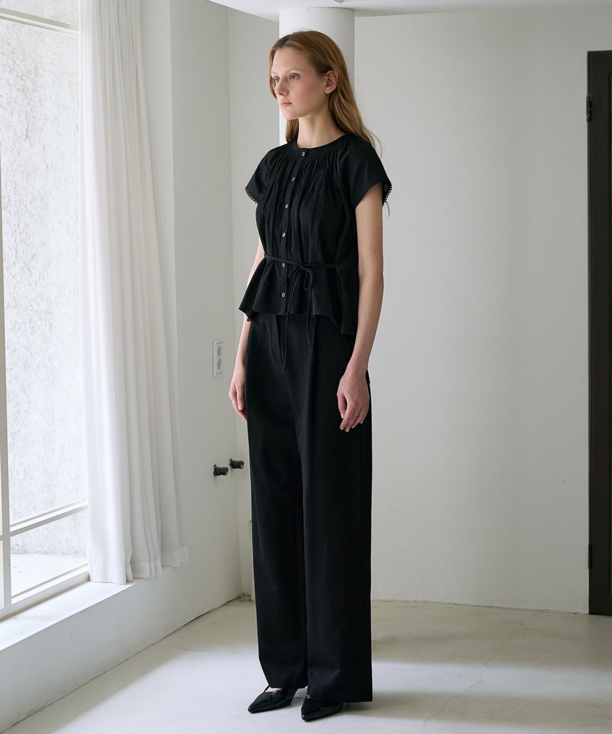 드헤베(DEHEVE) Round Neck Smocked Blouse [Black]