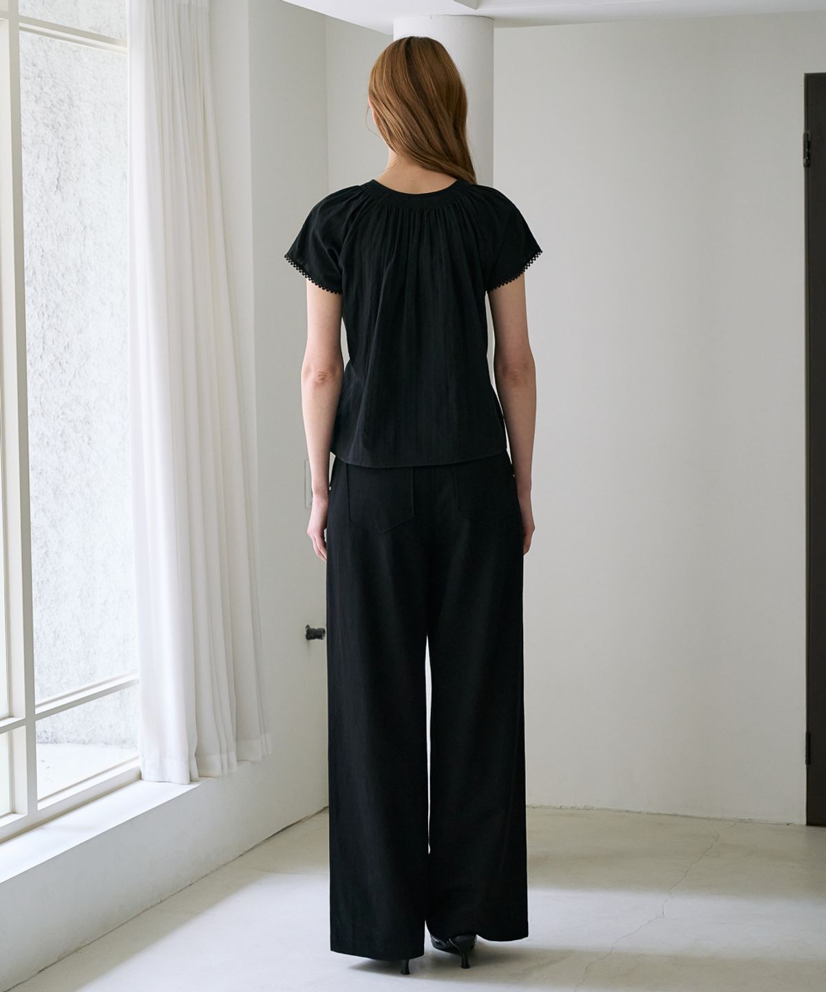드헤베(DEHEVE) Round Neck Smocked Blouse [Black]