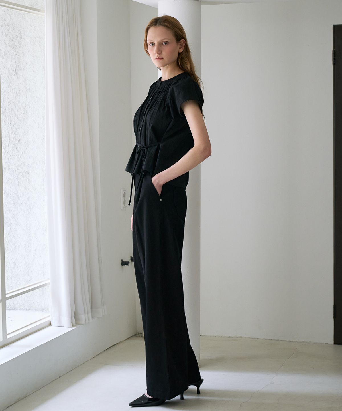 드헤베(DEHEVE) Round Neck Smocked Blouse [Black]