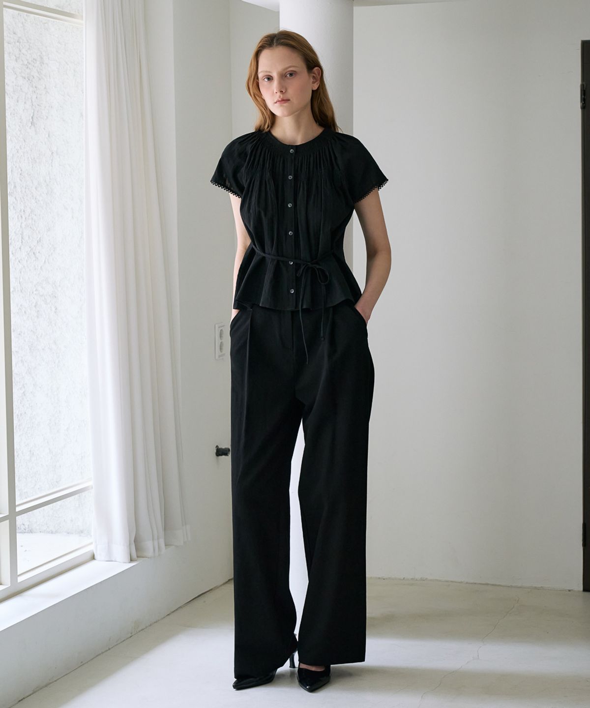드헤베(DEHEVE) Round Neck Smocked Blouse [Black]