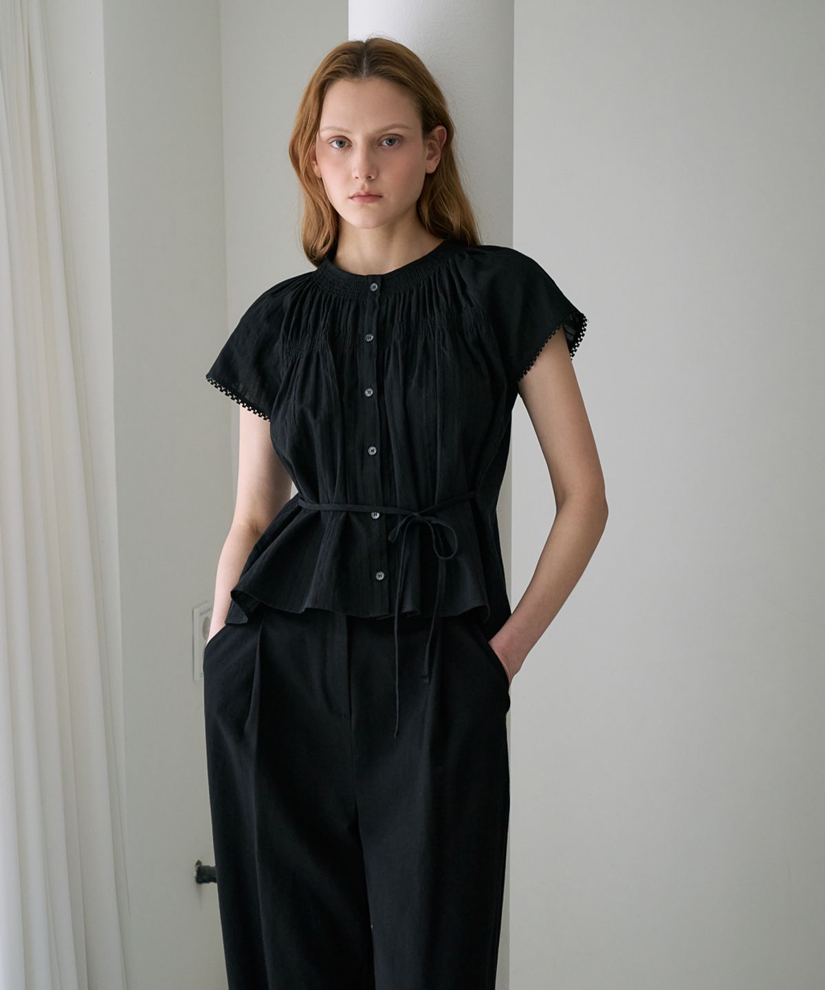 드헤베(DEHEVE) Round Neck Smocked Blouse [Black]