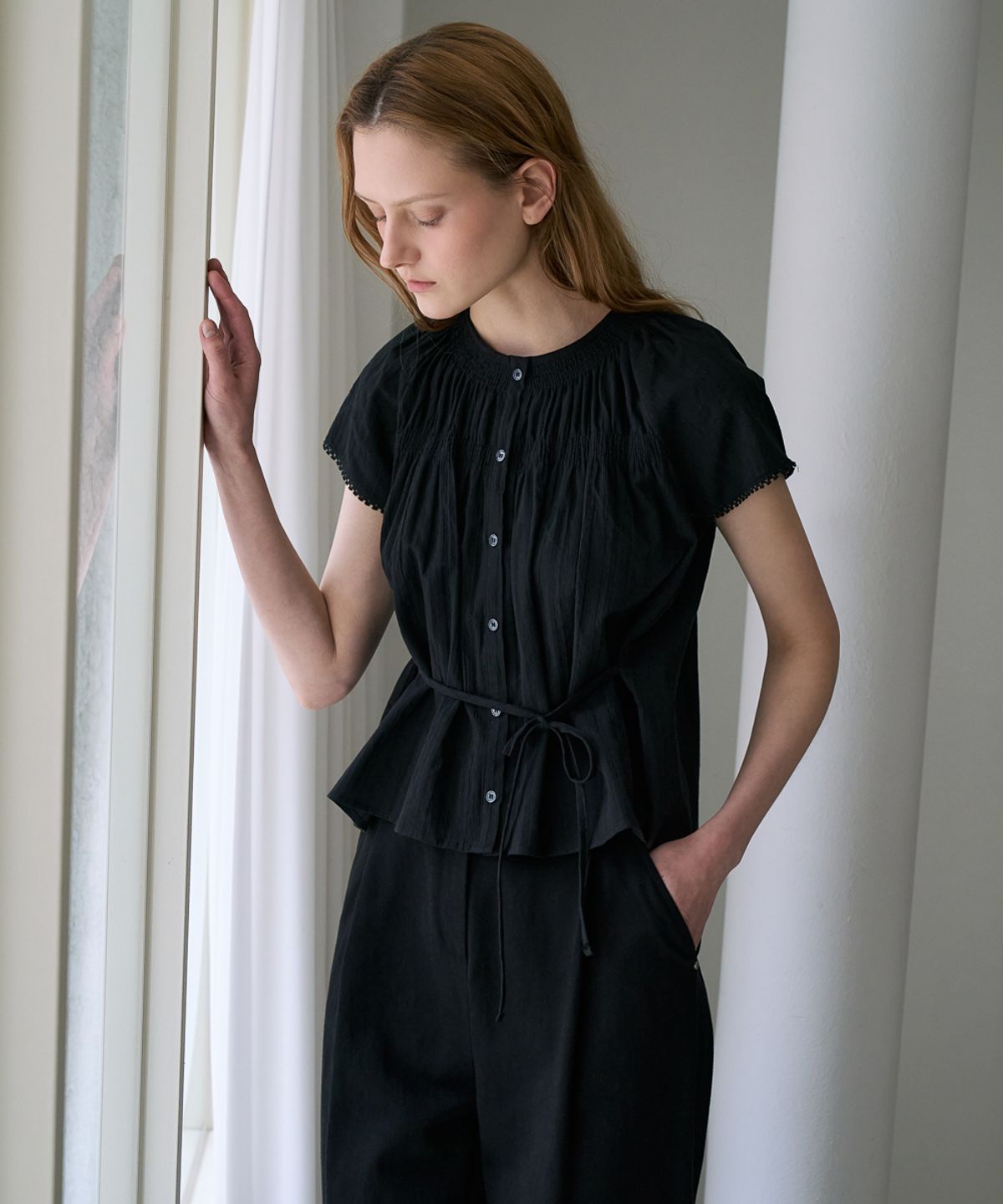 드헤베(DEHEVE) Round Neck Smocked Blouse [Black]