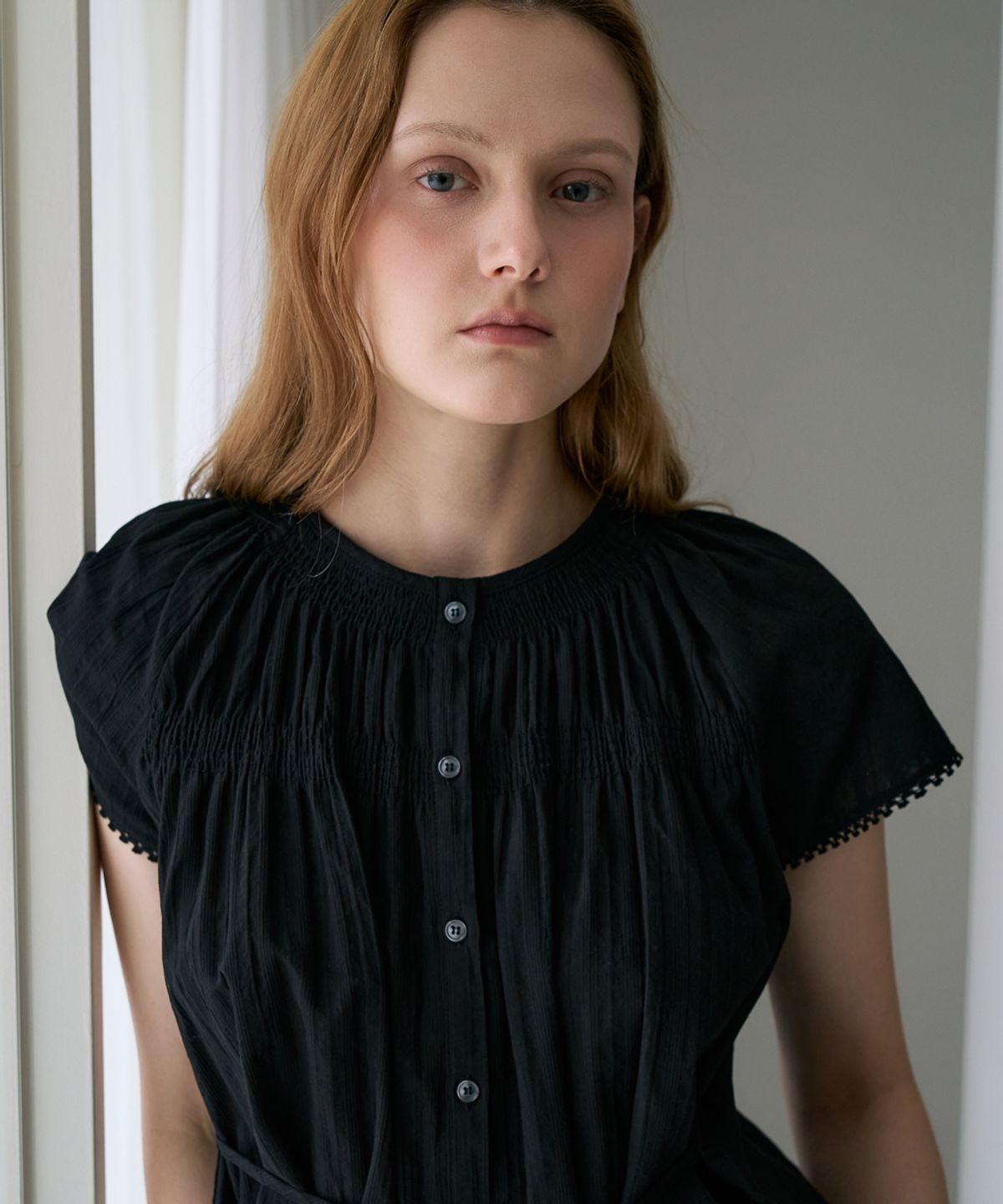 드헤베(DEHEVE) Round Neck Smocked Blouse [Black]