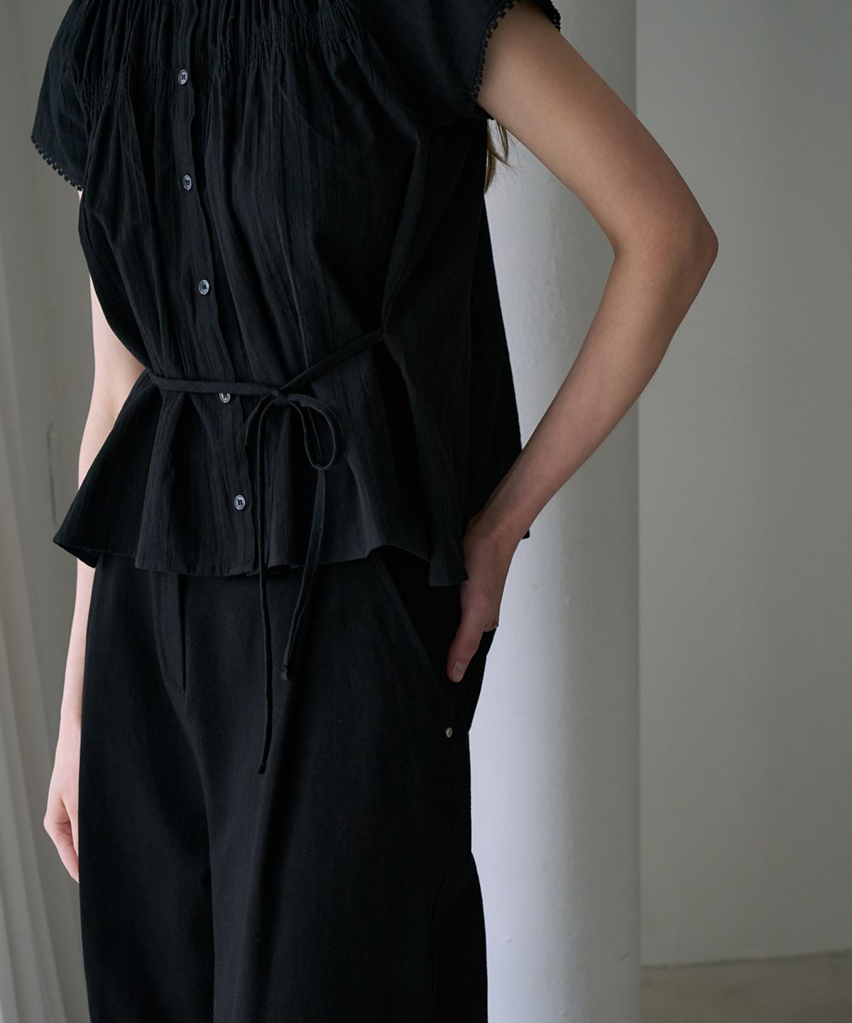 드헤베(DEHEVE) Round Neck Smocked Blouse [Black]