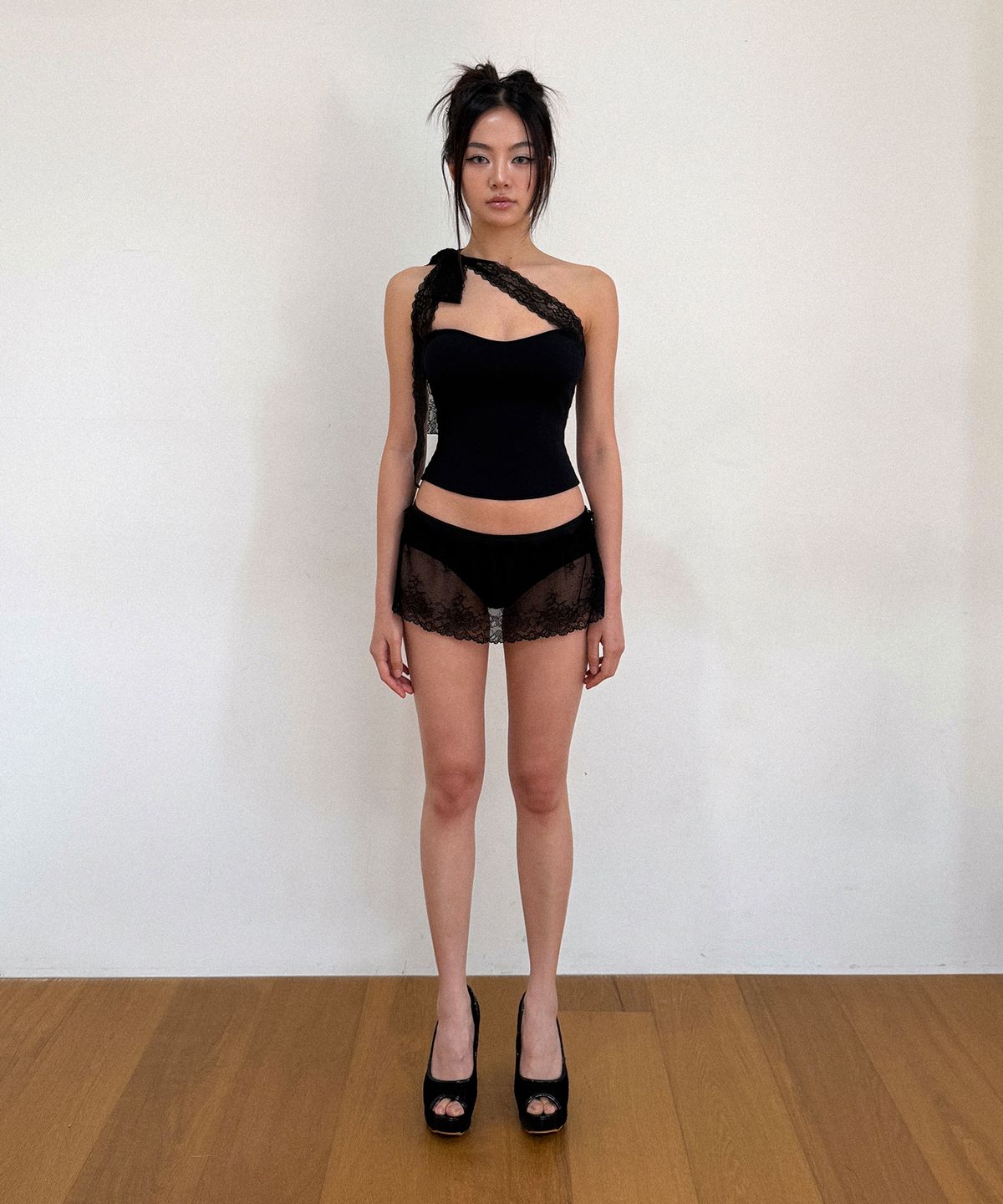 비나제이(VINAJ) 레이스 리본 홀터 하프탑 비키니브라 (Black)