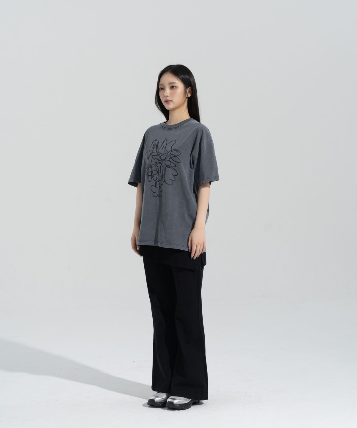 페이즈화이트(PHASEWHITE) [PHASE_4] GRAFFITI PIGMENT DYED SHORTSLEEVES _PIGMENT CHARCOAL / 8802026-ST26