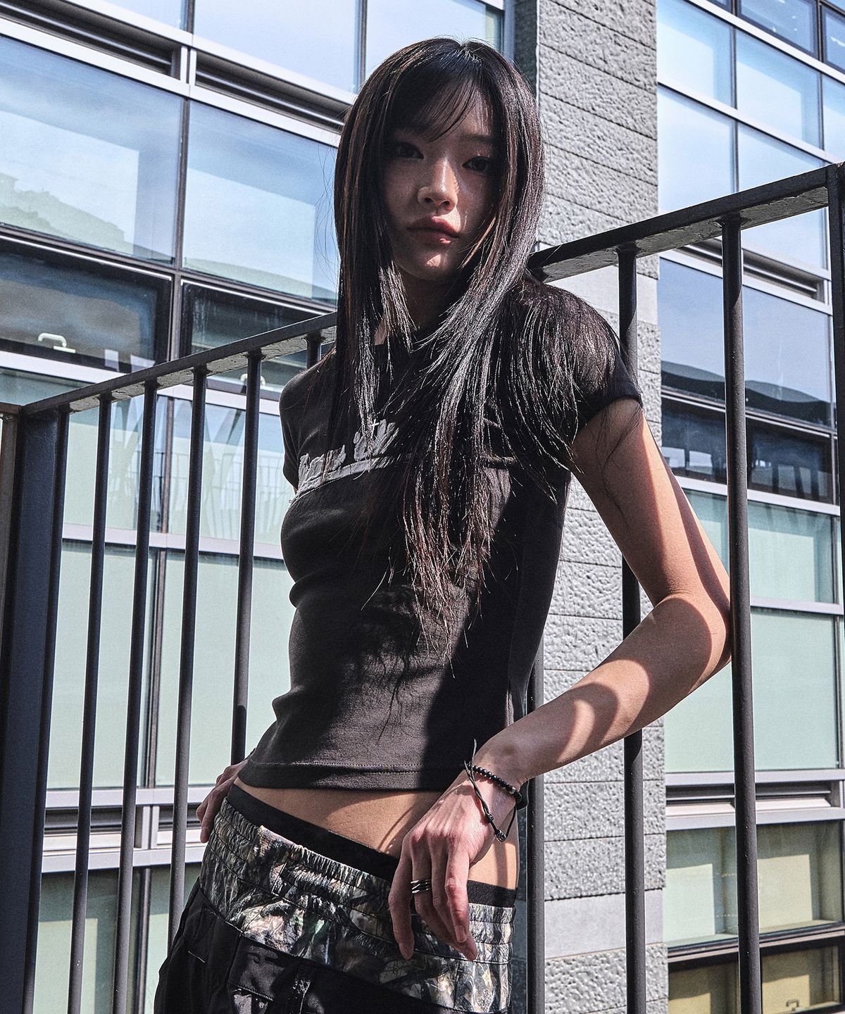 노매뉴얼(NOMANUAL) R.V APPLIQUE RAGLAN T-SHIRT (WOMAN) - CHARCOAL