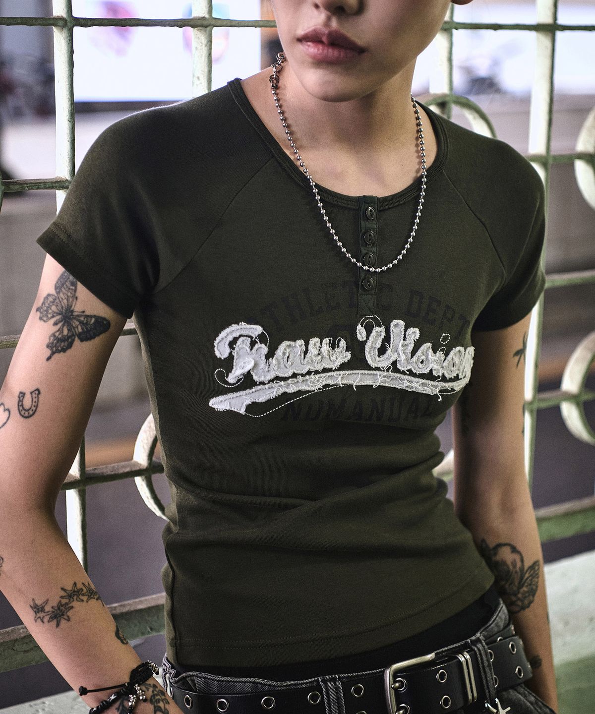 노매뉴얼(NOMANUAL) R.V APPLIQUE RAGLAN T-SHIRT (WOMAN) - OLIVE