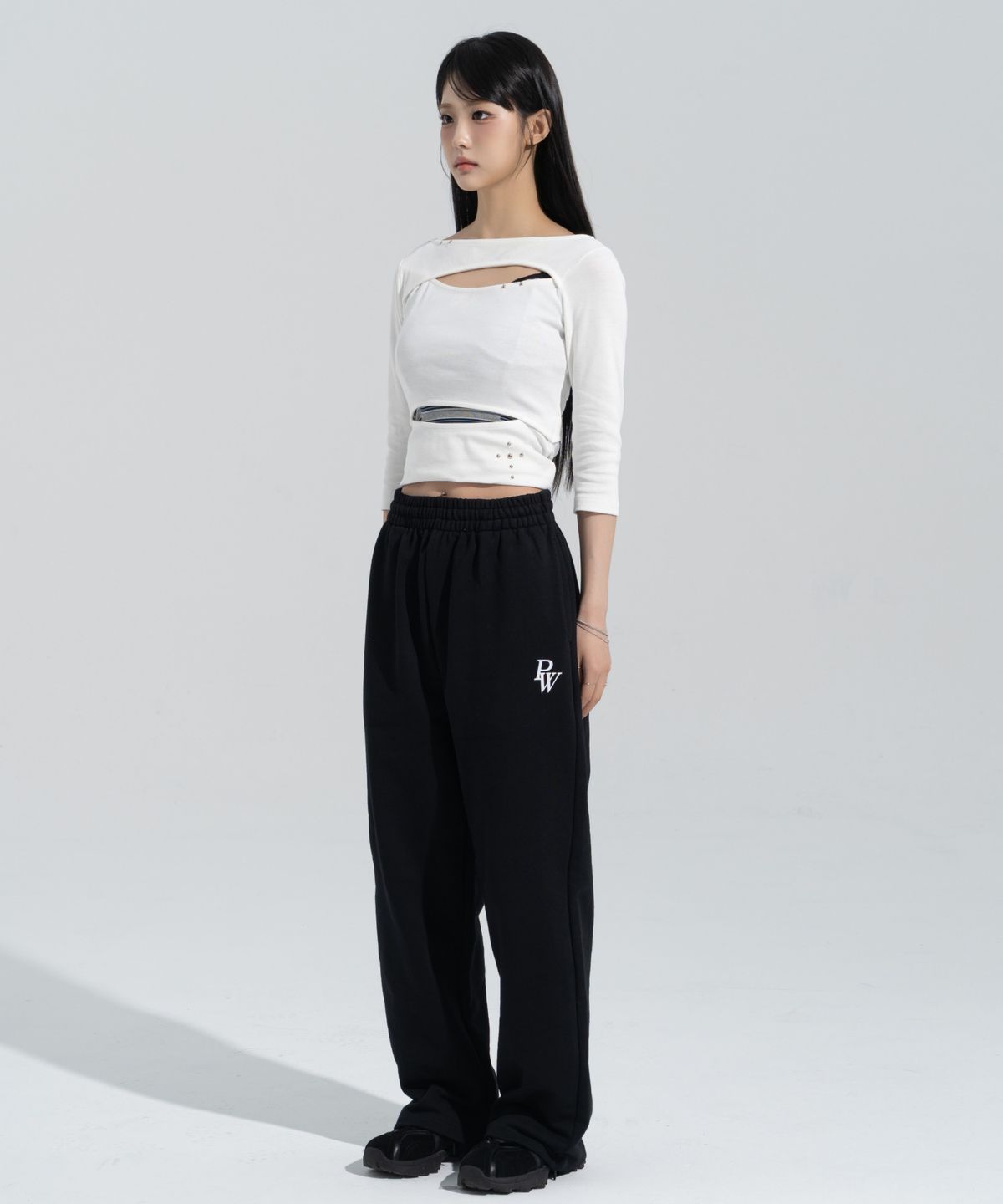 페이즈화이트(PHASEWHITE) [PHASE_4]  PW LOGO STRAIGHT SWEATPANTS _BLACK / 8802026-LP03