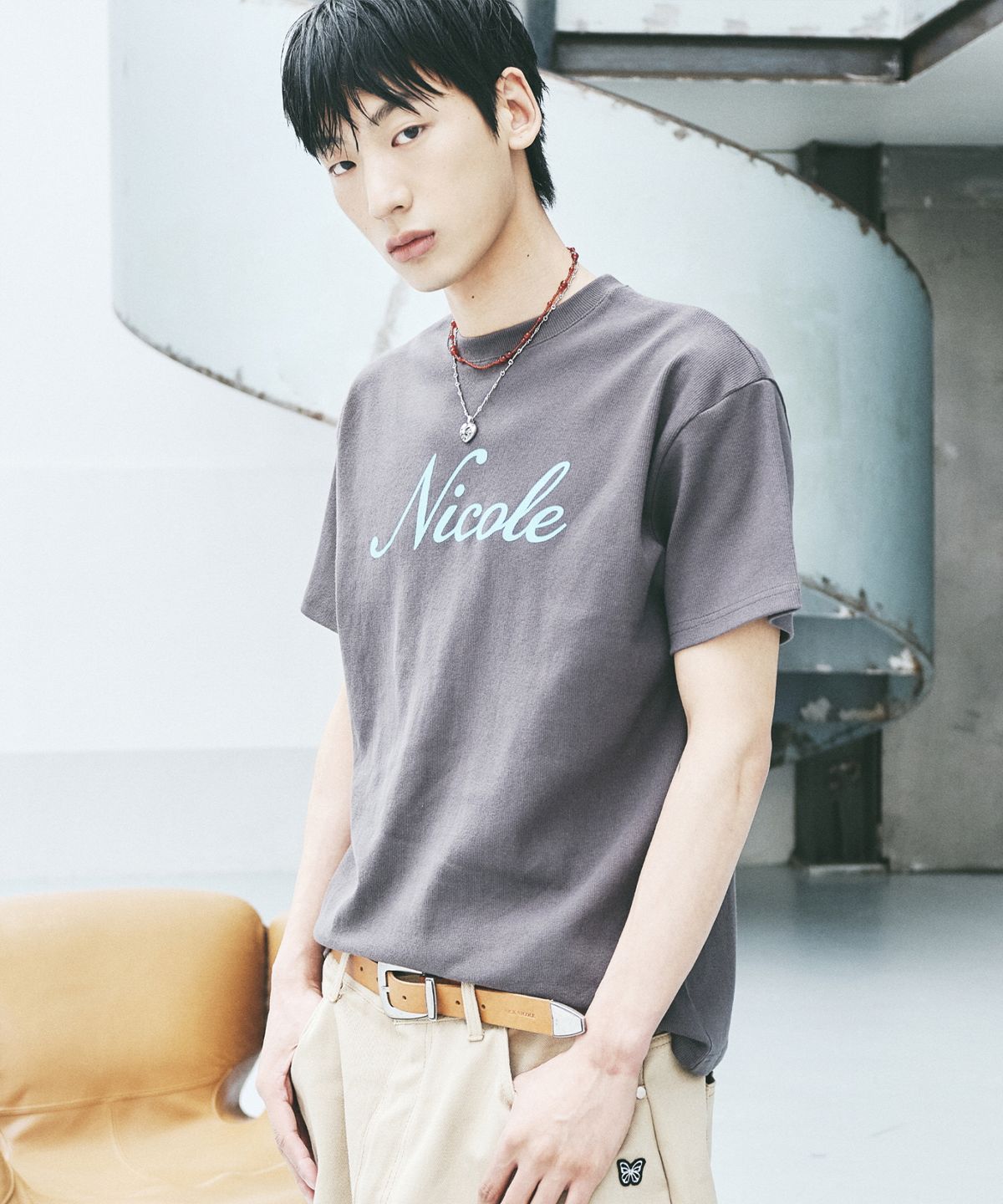 닉앤니콜(NICK&NICOLE) NICOLE LETTERING RIBBED SLIM T-SHIRT_CHARCOAL