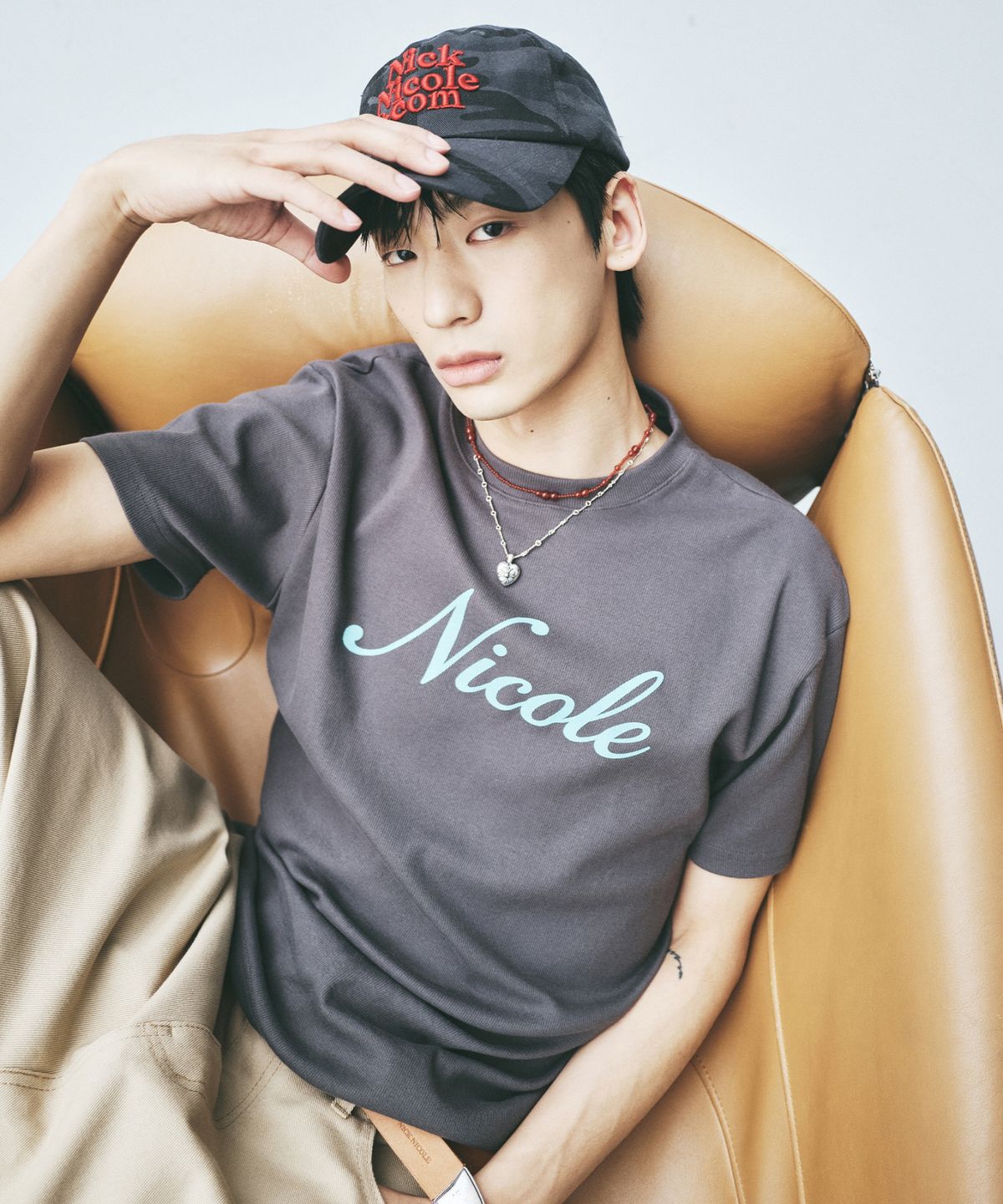 닉앤니콜(NICK&NICOLE) NICOLE LETTERING RIBBED SLIM T-SHIRT_CHARCOAL