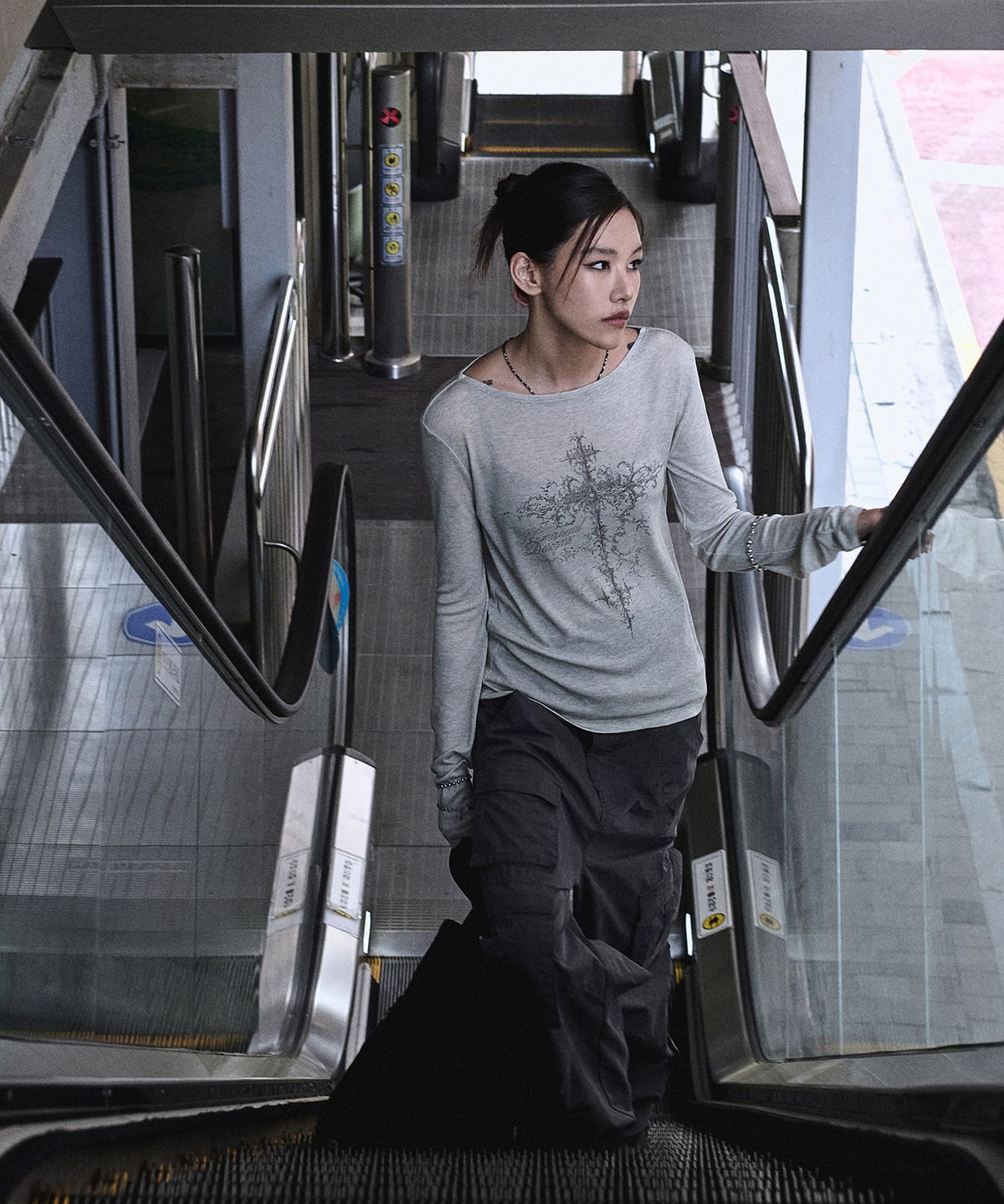 노매뉴얼(NOMANUAL) CROSS SHEER LONG SLEEVE TEE - WARM GRAY