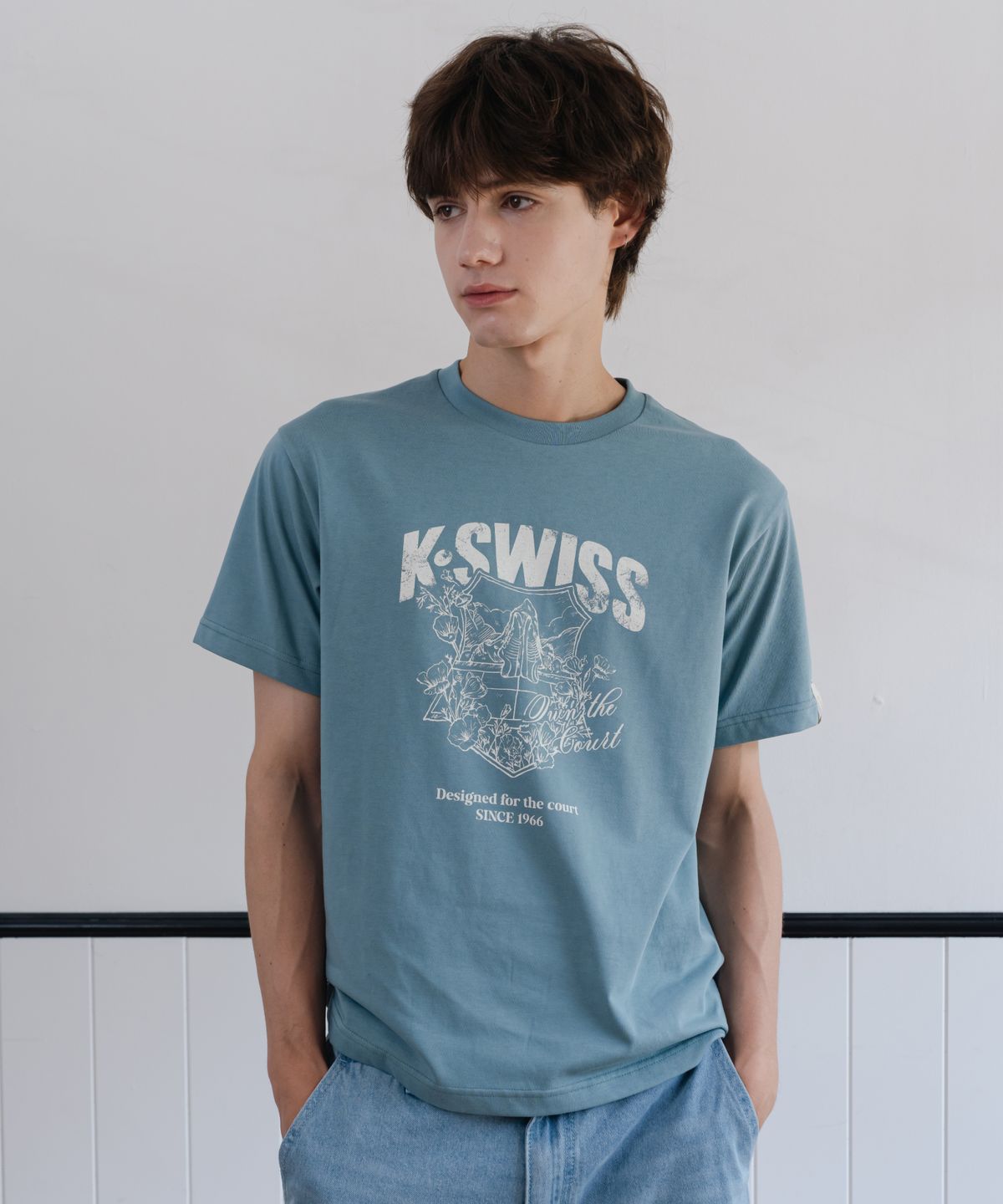 케이스위스(K-SWISS) 60th 쉴드 플라워 그래픽 티_1KSTSMV906BG