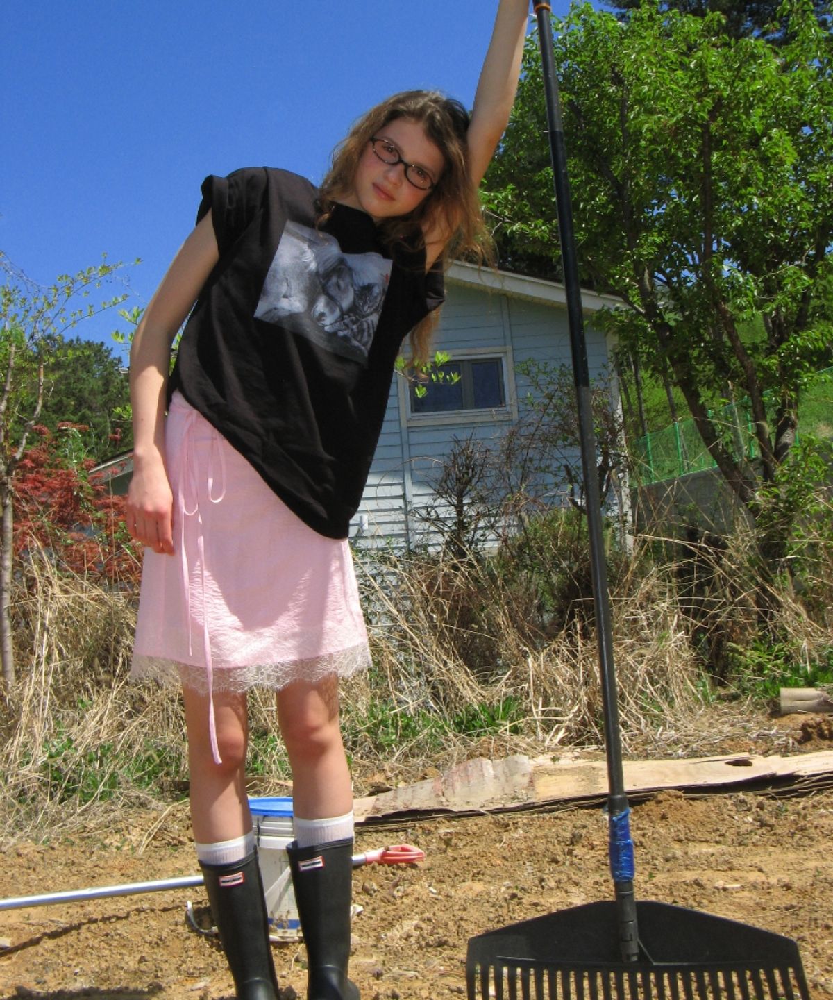 론론(RONRON) PONY CAT FRIENDS PHOTO BASIC FIT T SHIRT BLACK