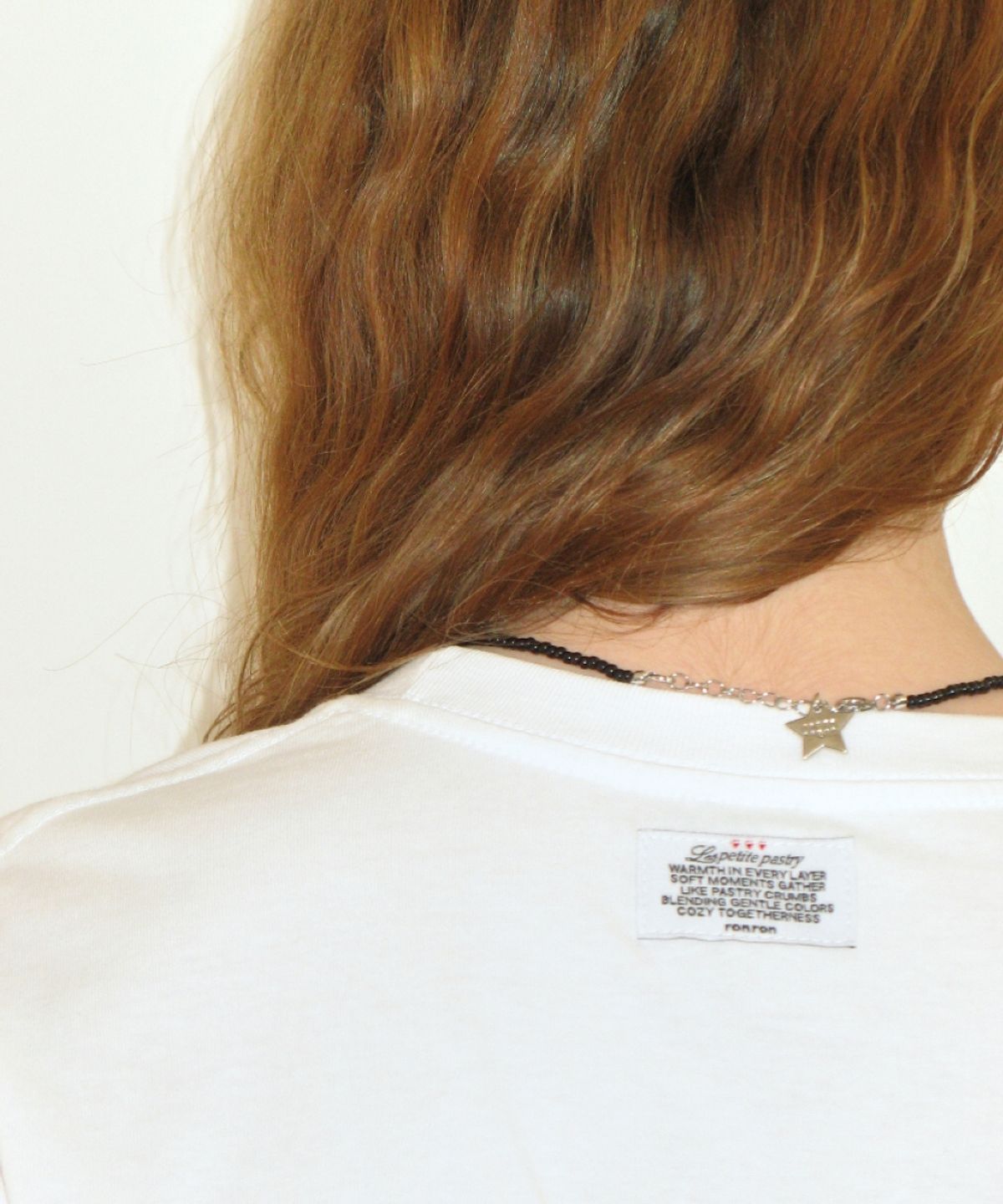론론(RONRON) PONY CAT FRIENDS PHOTO BASIC FIT T SHIRT WHITE