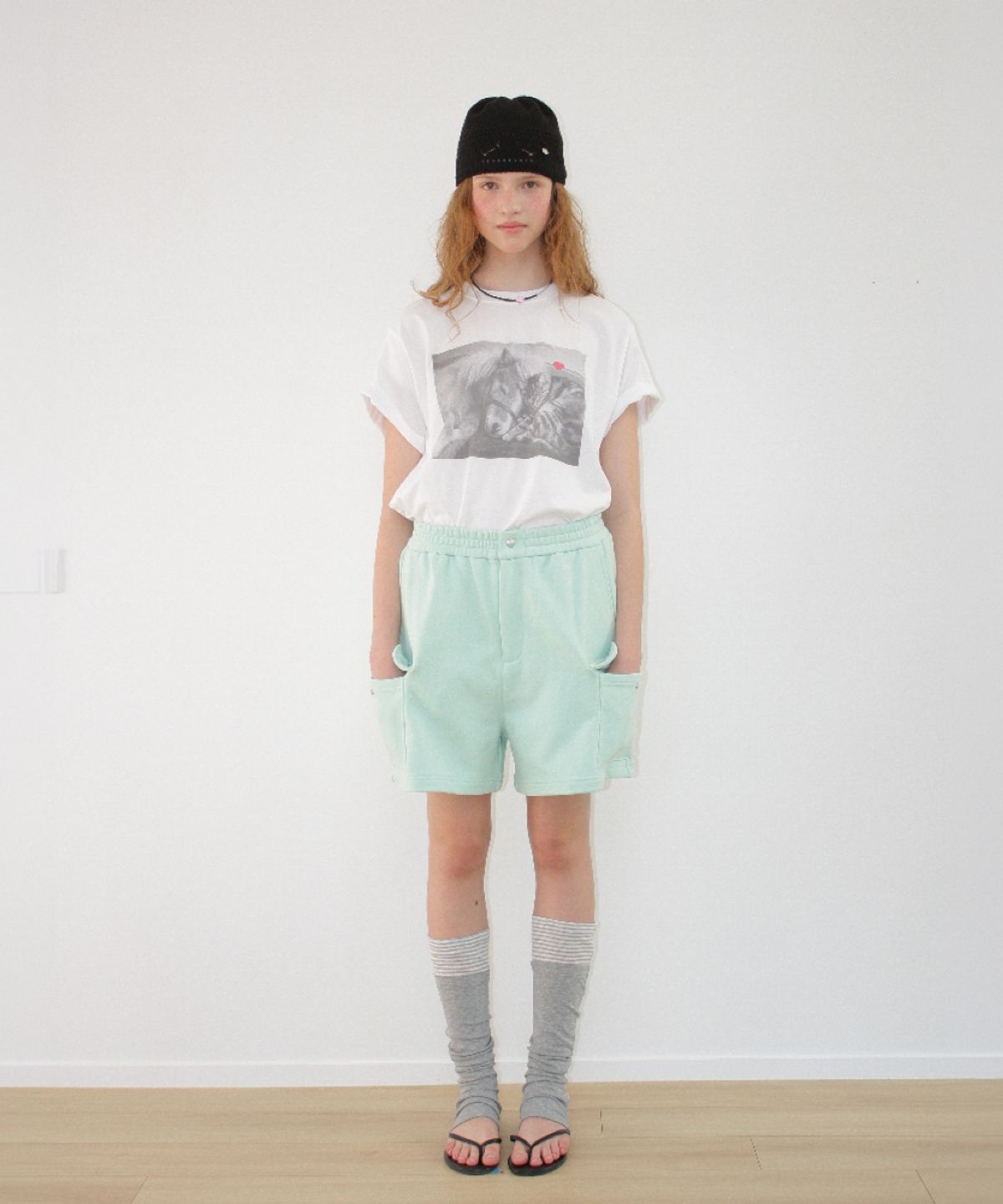 론론(RONRON) PONY CAT FRIENDS PHOTO BASIC FIT T SHIRT WHITE