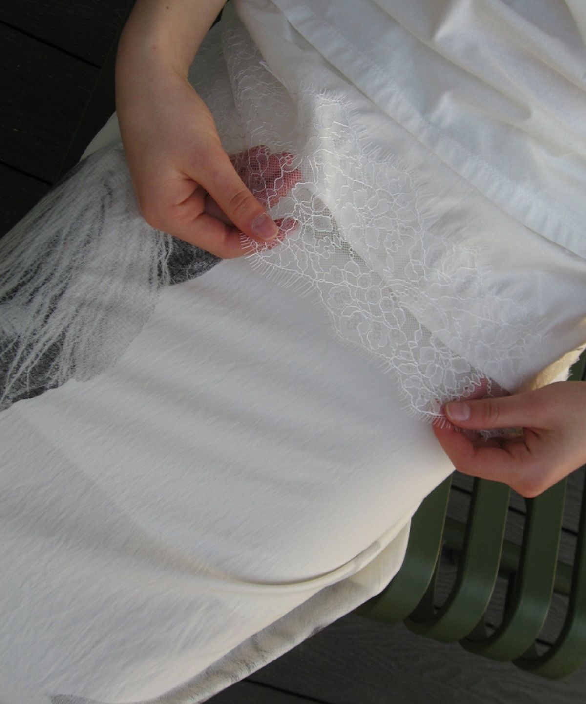 론론(RONRON) SATIN LACE LAYERED T SHIRT WHITE