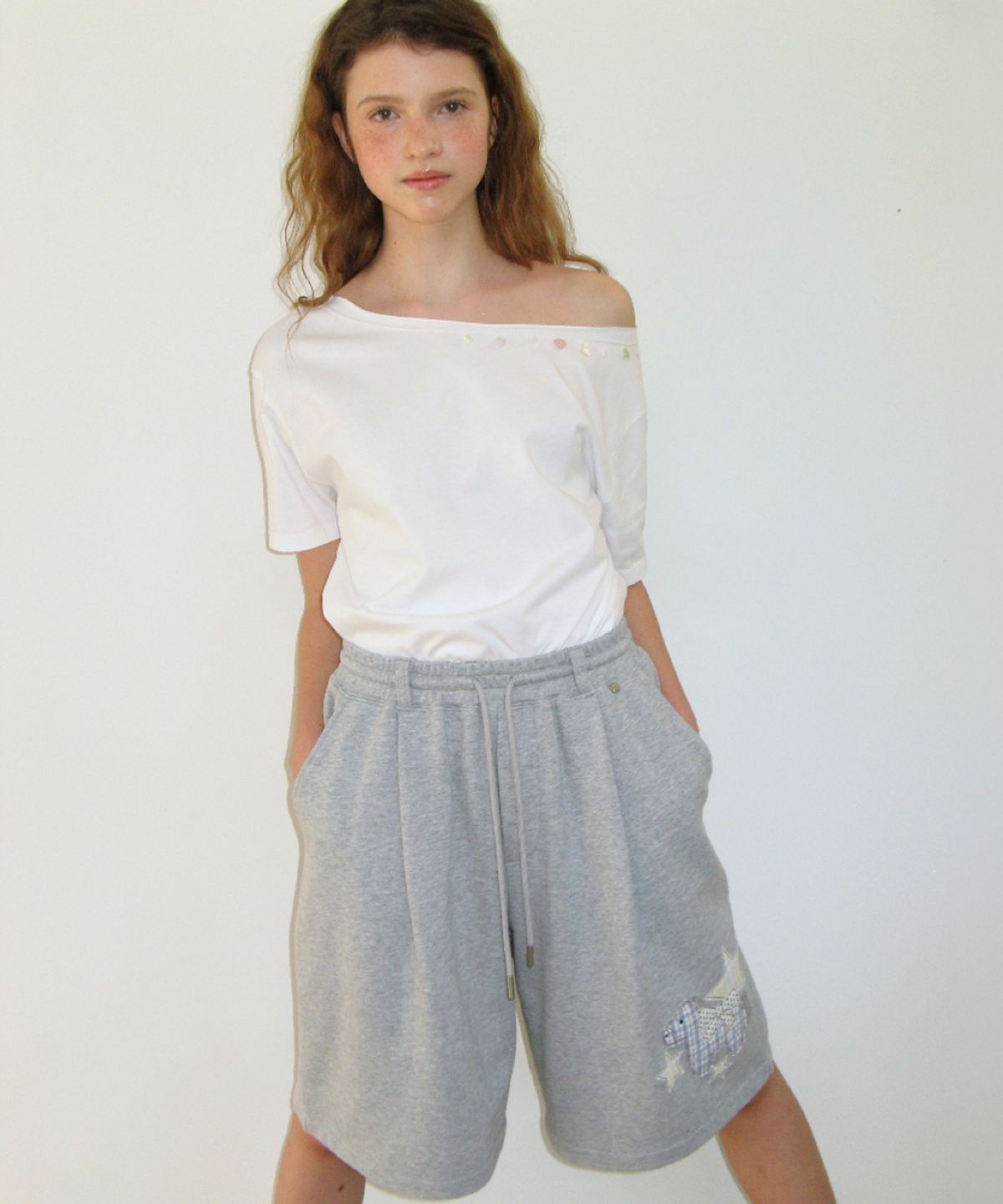 론론(RONRON) PONY BUTTON OFF SHOULDER T SHIRT WHITE