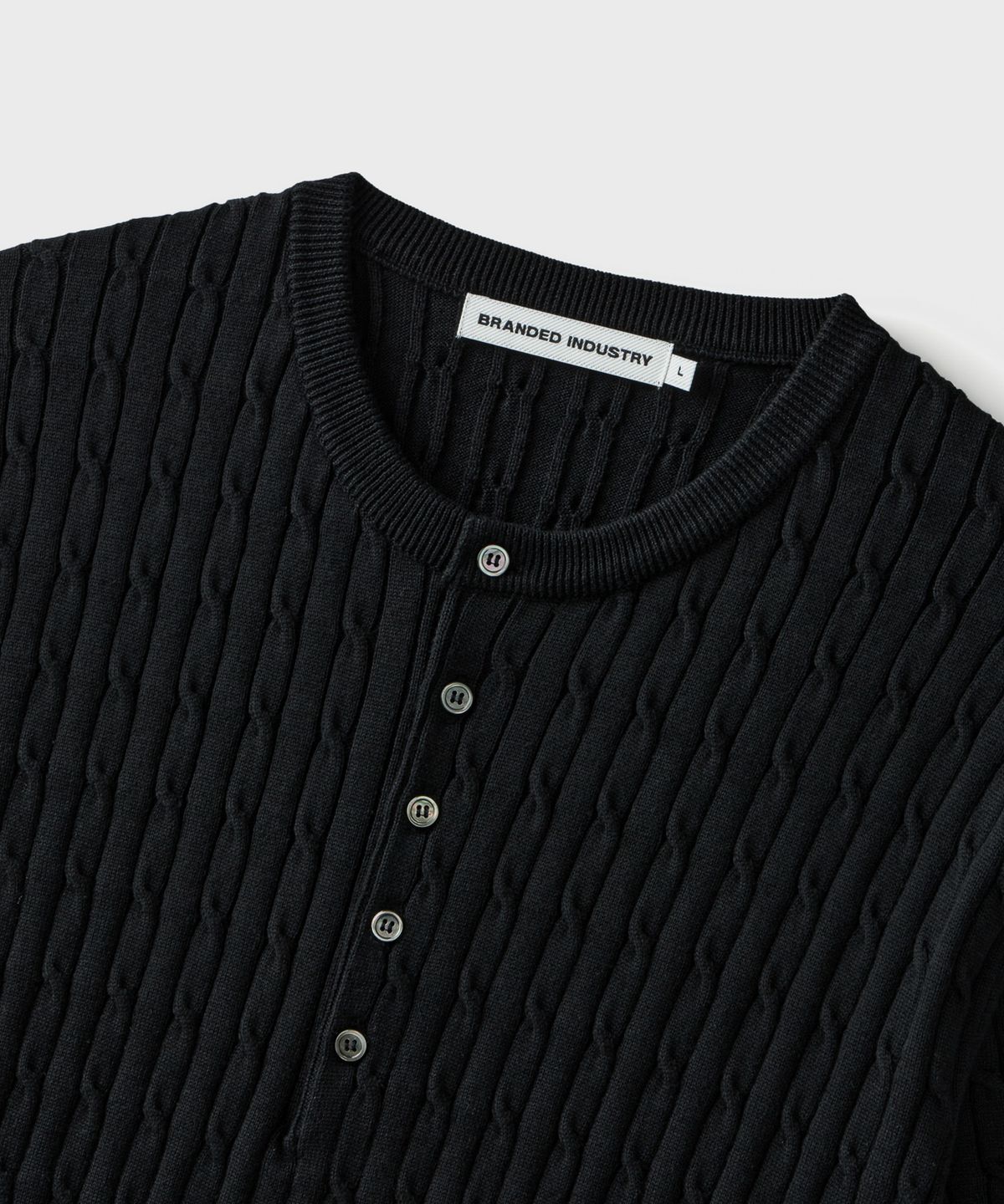 브랜디드(BRANDED) CABANA CABLE HENLEY NECK HALF KNIT [BLACK]