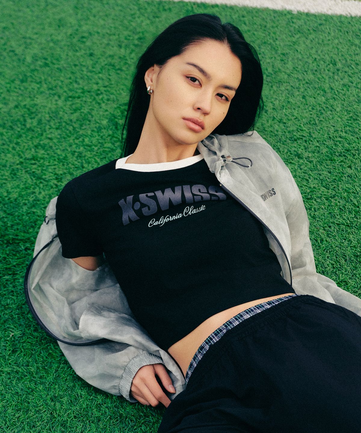 케이스위스(K-SWISS) 여성 60th 로고 크롭 티_1KSTSMV509BK