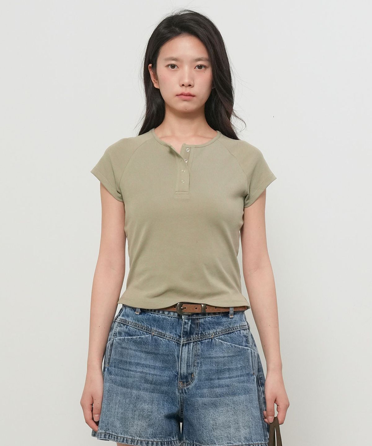 제너럴아이디어(GENERALIDEA) 스냅 헨리넥 티셔츠 [KHAKI] / GF2LTS528