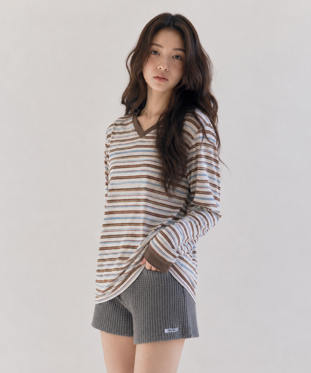 사유(SAYUU) 마일드 스트라이프 브이넥 티셔츠 브라운