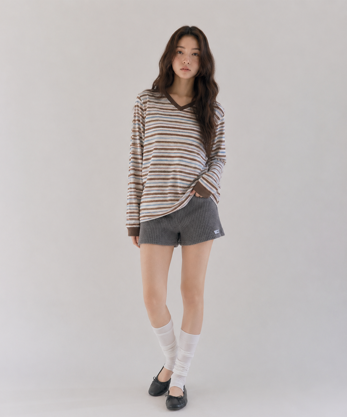 사유(SAYUU) 마일드 스트라이프 브이넥 티셔츠 브라운