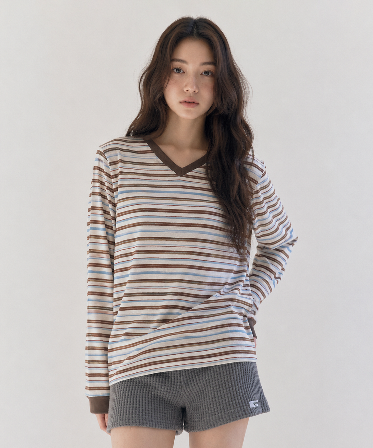 사유(SAYUU) 마일드 스트라이프 브이넥 티셔츠 브라운