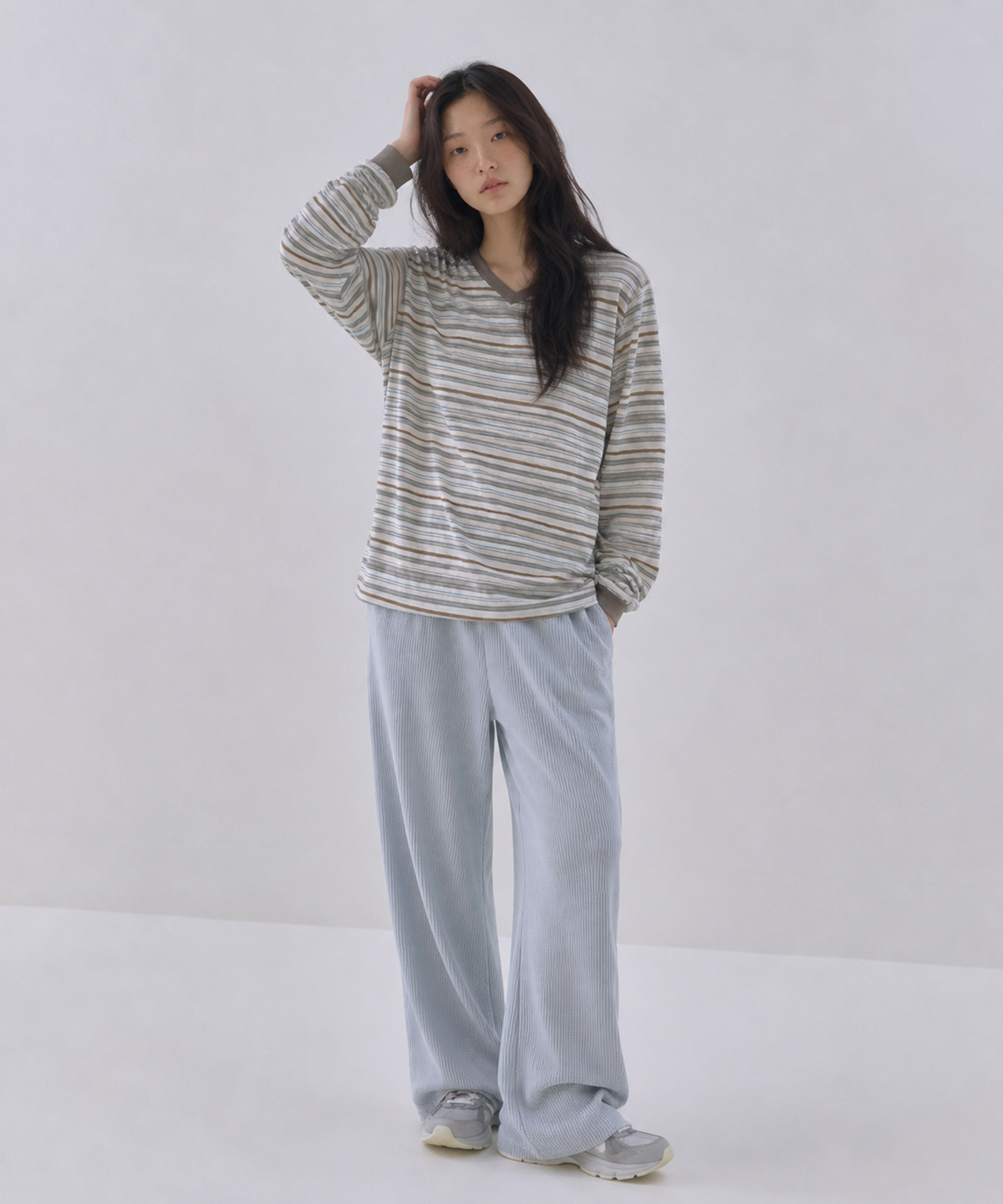사유(SAYUU) 마일드 스트라이프 브이넥 티셔츠 모카