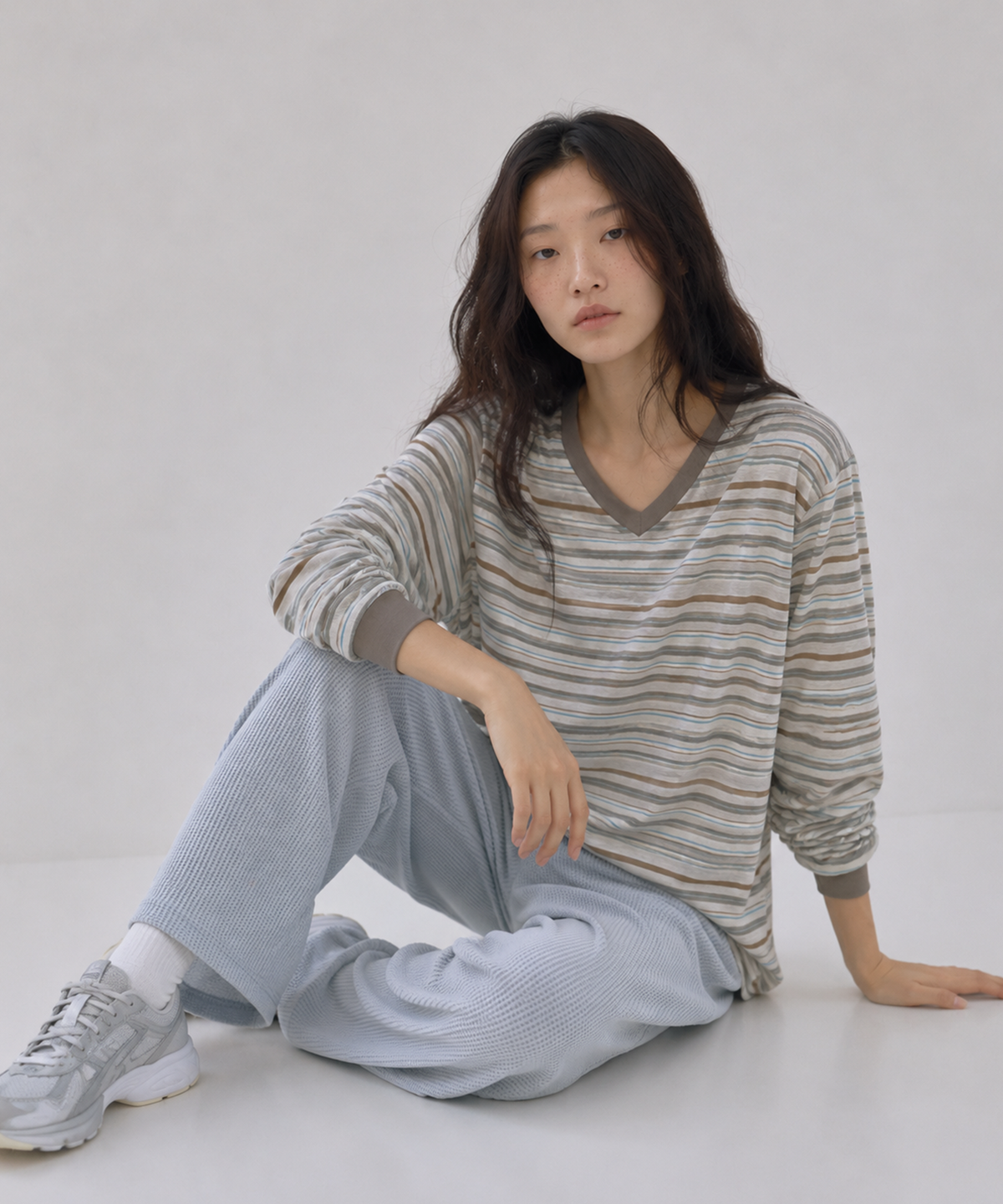 사유(SAYUU) 마일드 스트라이프 브이넥 티셔츠 모카