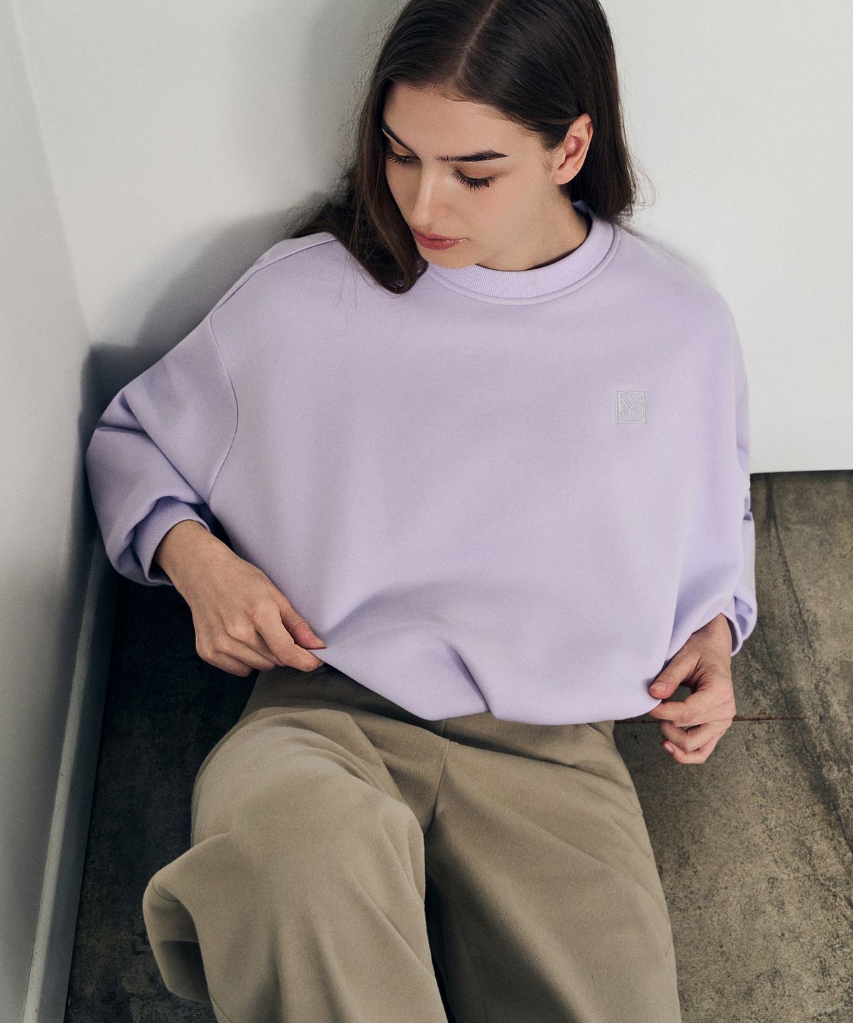 라넌큘러스(RANUNCULUS) 로고 볼륨 스웨트 맨투맨_LIGHT VIOLET