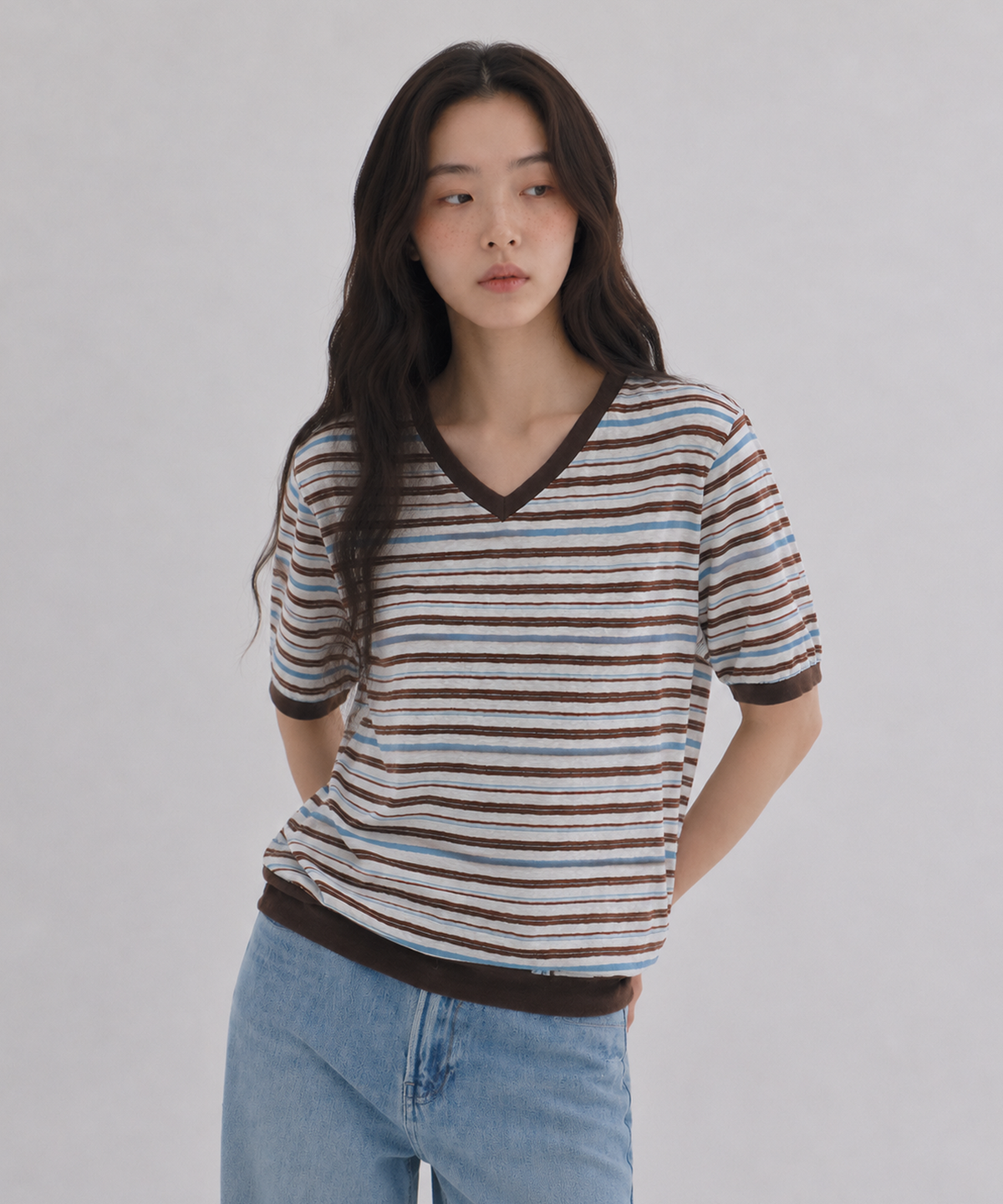 사유(SAYUU) 마일드 스트라이프 브이넥 반팔 풀오버 브라운