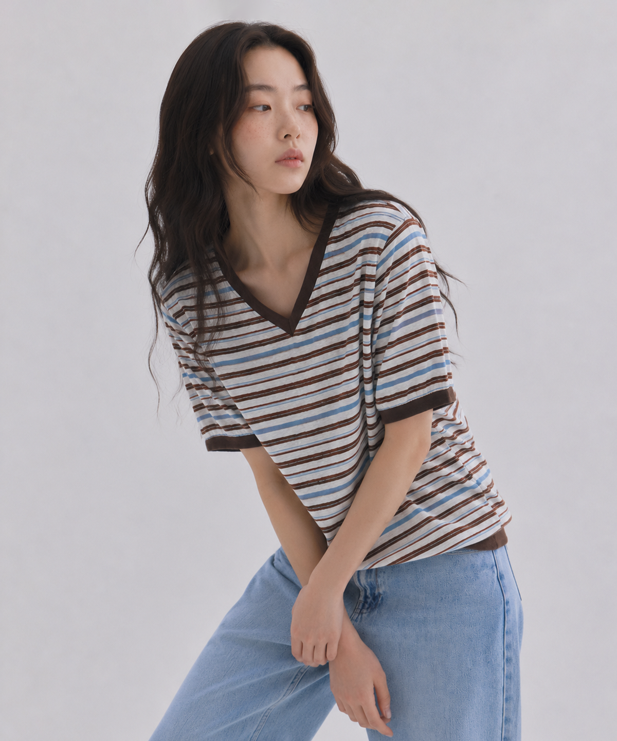사유(SAYUU) 마일드 스트라이프 브이넥 반팔 풀오버 브라운