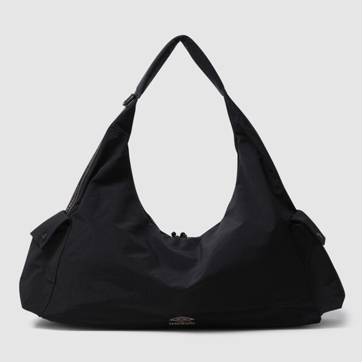 엄브로(UMBRO) 에센셜 라지 숄더백 블랙 UR223CBG56