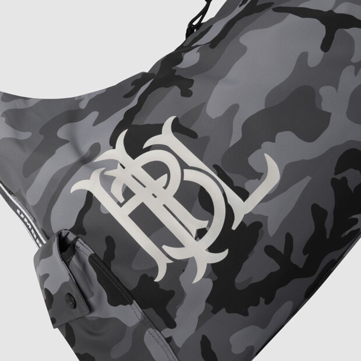 엄브로(UMBRO) 에센셜 라지 숄더백 블랙카모 UR223CBG56