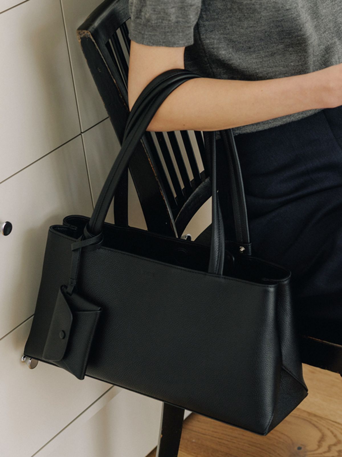 드메리엘(DEMERIEL) Serena Shopper Wide Bag Black