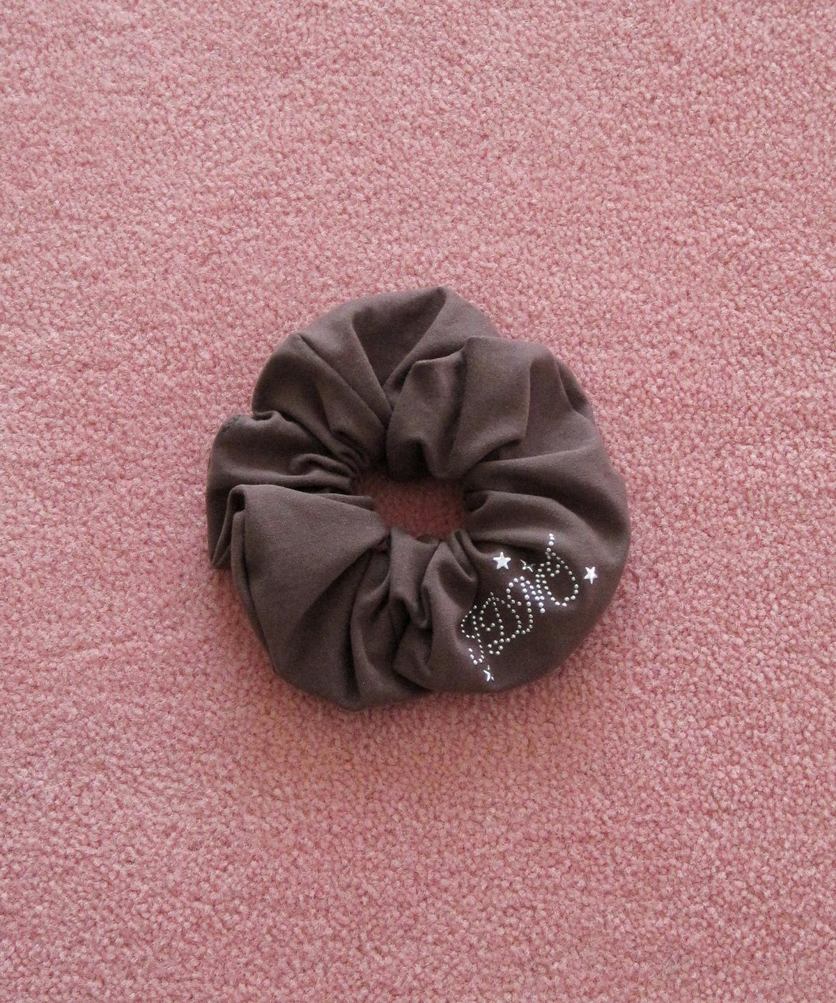 잇더즌매터(IT DOESN'T MATTER) IDMT pop scrunchie (Brown)