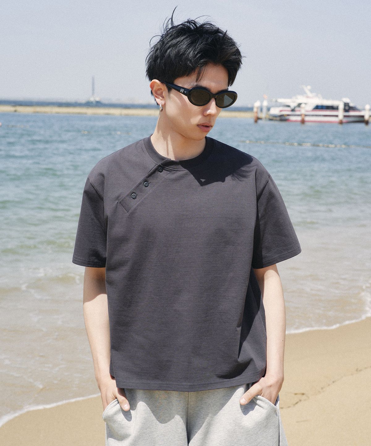 제로(XERO) 사이드 헨리 넥 크롭 티셔츠 [딥 차콜]