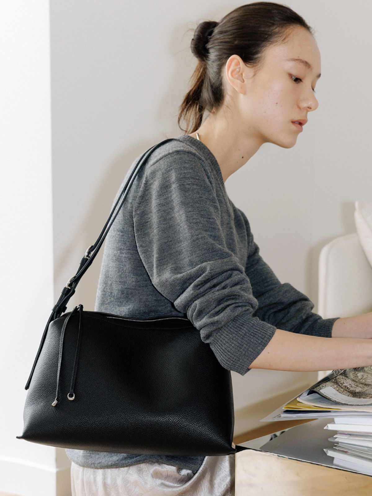 드메리엘(DEMERIEL) Lucy Hobo Bag Black